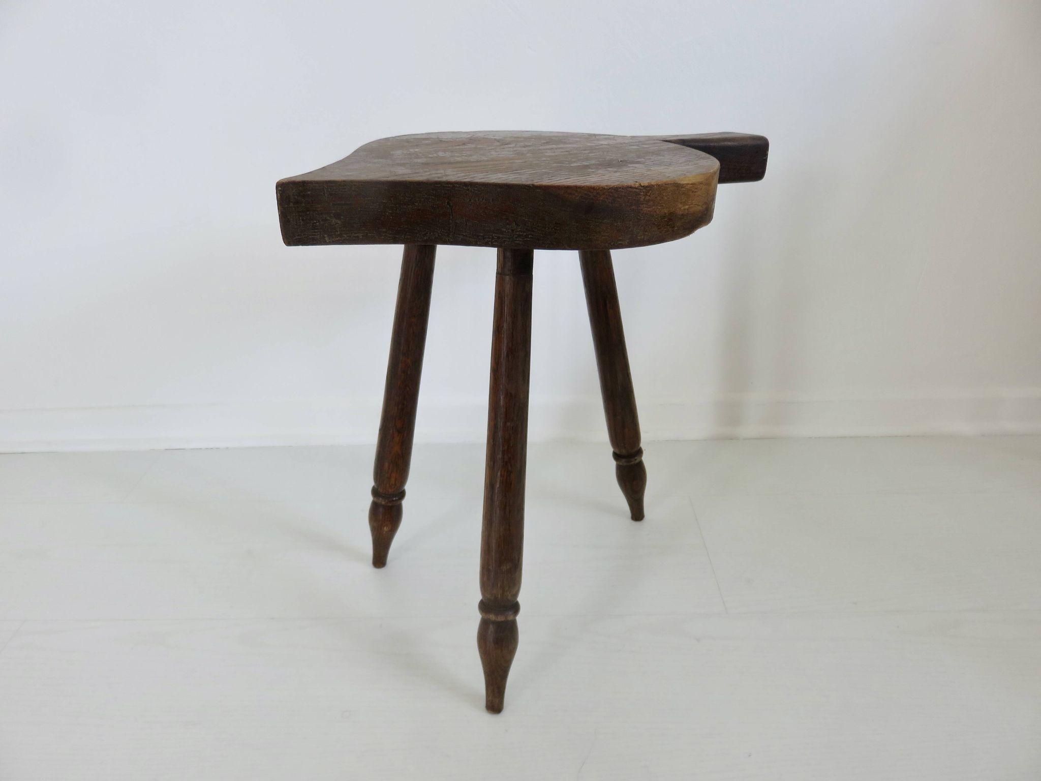 Tabouret brutaliste en bois massif