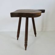 Tabouret brutaliste en bois massif