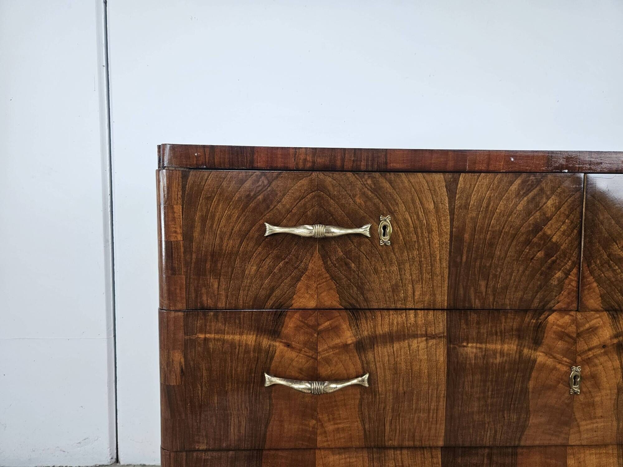 Commode en noyer Art Déco des années 1940 – 5 tiroirs