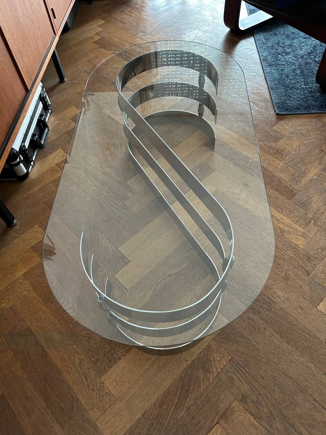 70s design oval coffee table in glass with chrome legs.