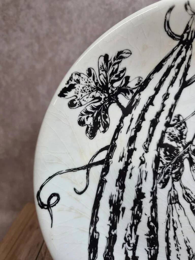 Flat plate Gien France vegetable garden decoration black and white courgettes