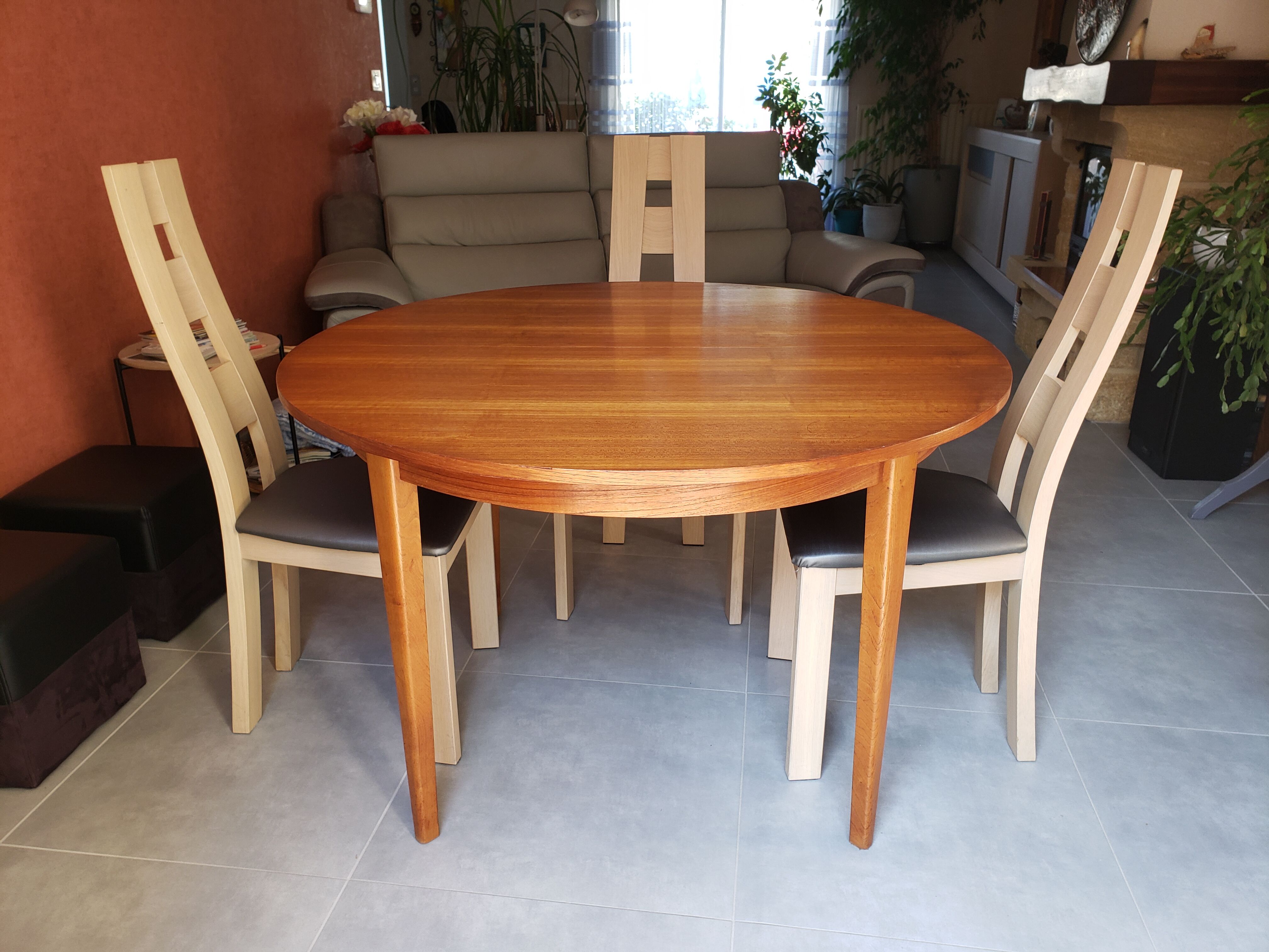 Round extendable teak dining table from the 60s