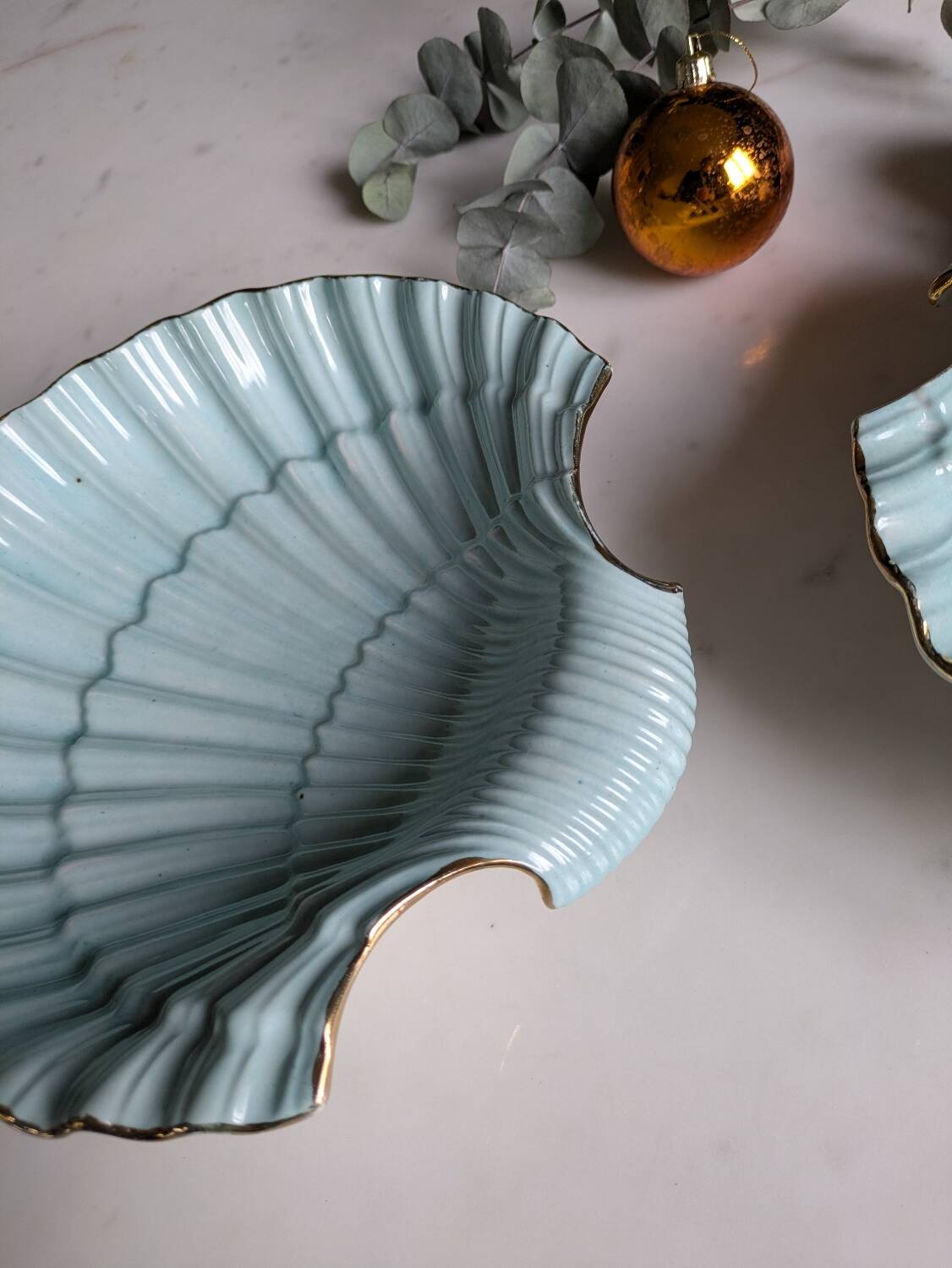 Shell-shaped porcelain dishes.