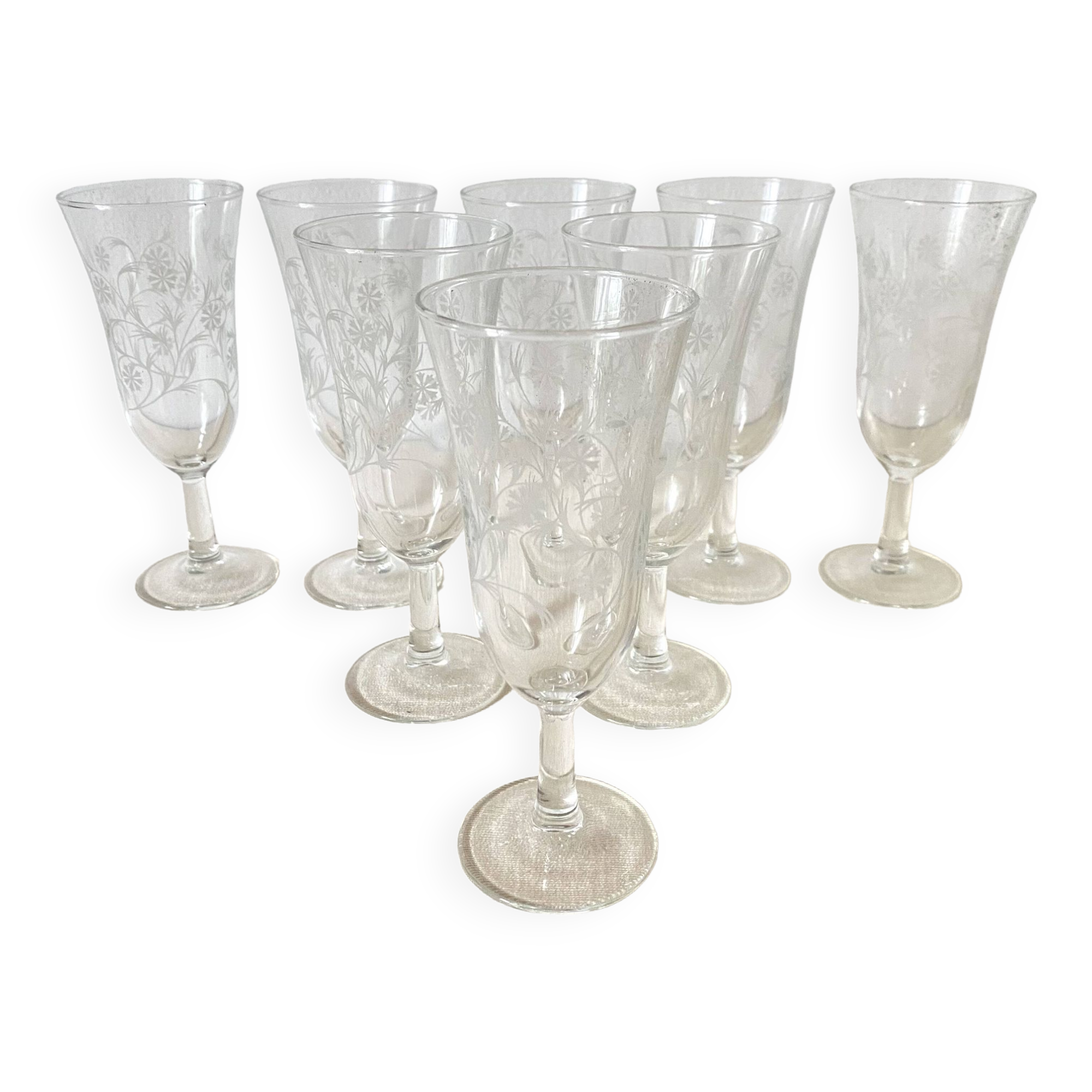 Champagne flutes with engraved flower decoration