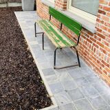 Ancien banc d’École en bois peint en vert et piétement métal rouillé
