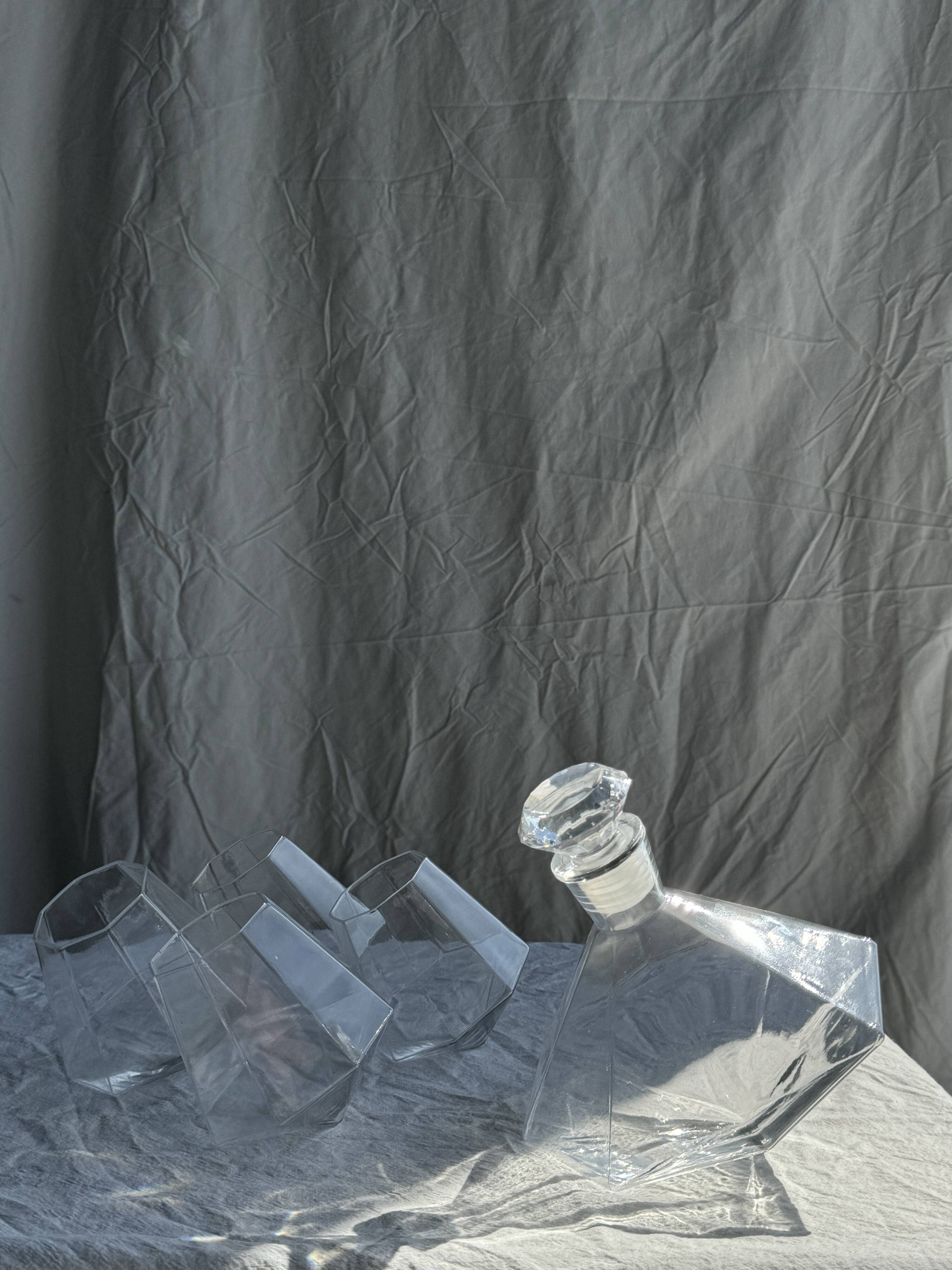 Small geometric carafe with diamond-shaped stopper and its 4 glasses