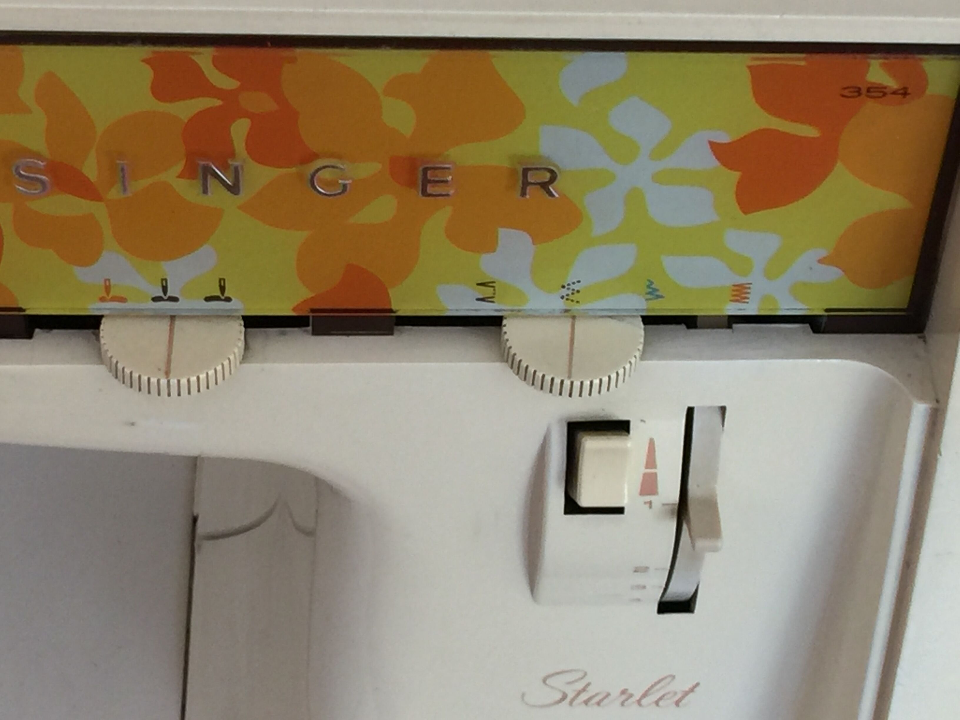 Machine à coudre Singer Starlet 354 année 1975