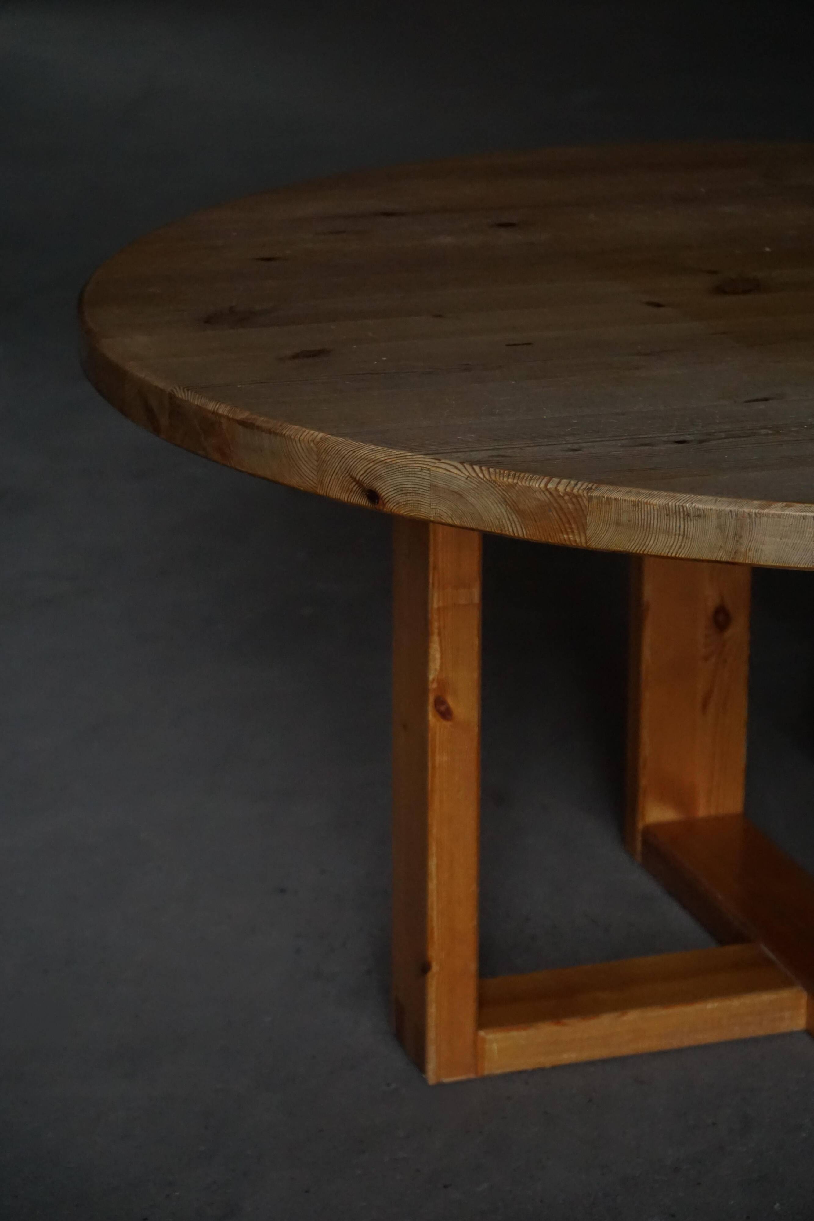 Round table in pine by Roland Wilhelmsson, mid-20th century.