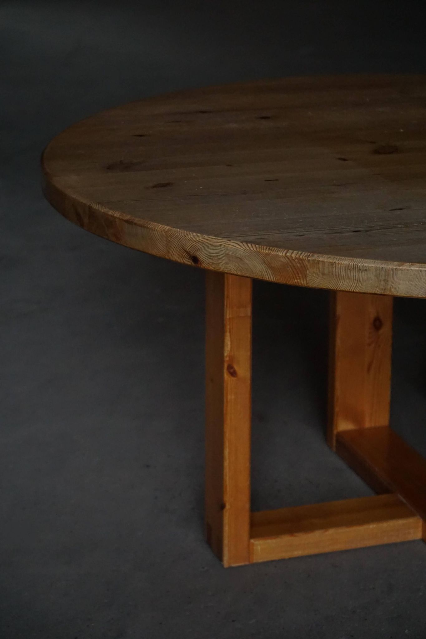 Round table in pine by Roland Wilhelmsson, mid-20th century.