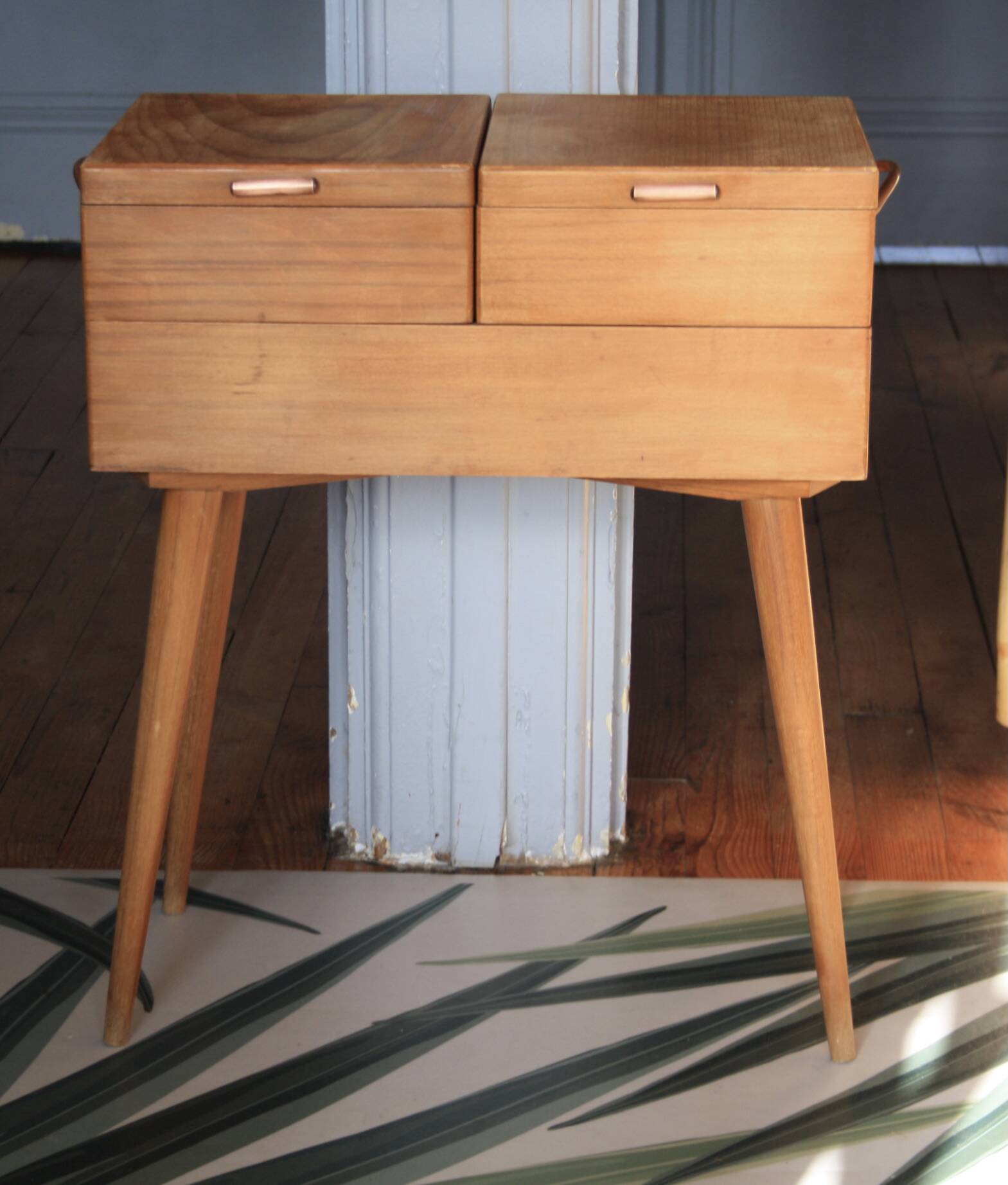 Wooden sewing worker/furniture with compass feet