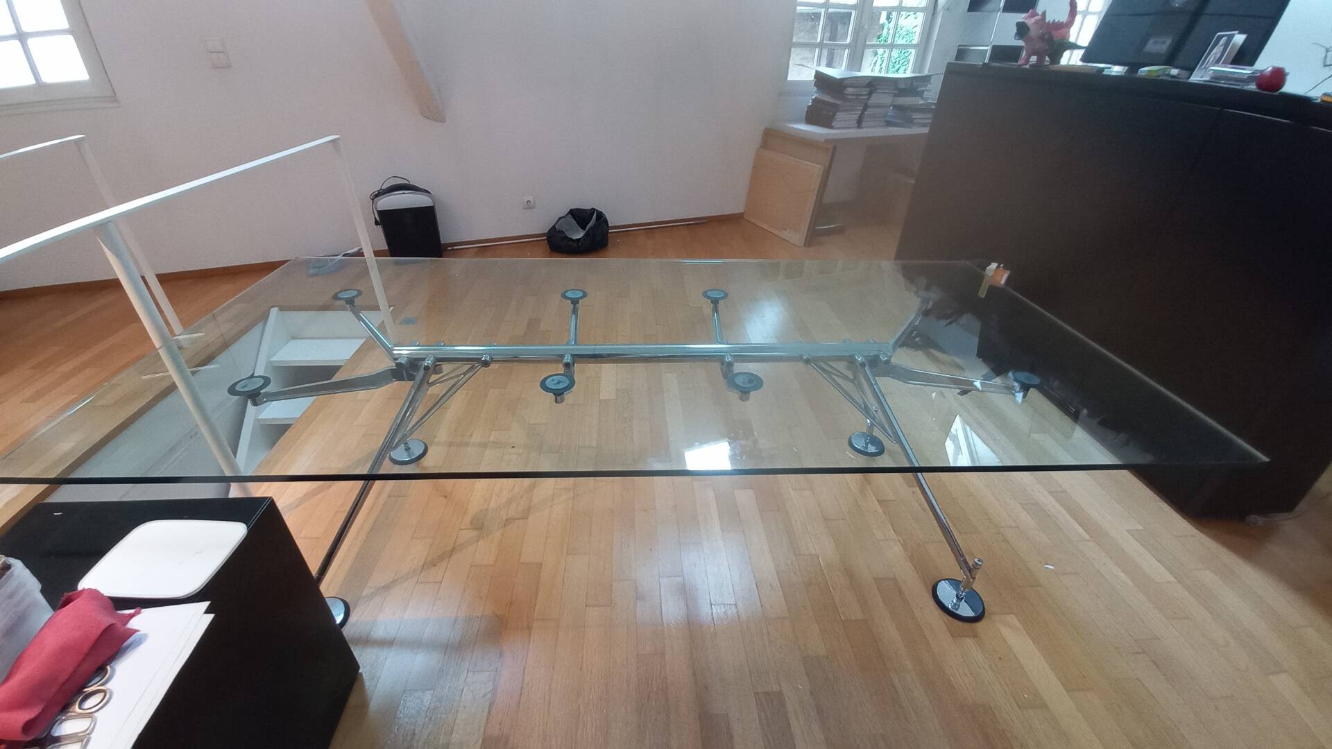 Glass desk Nomos