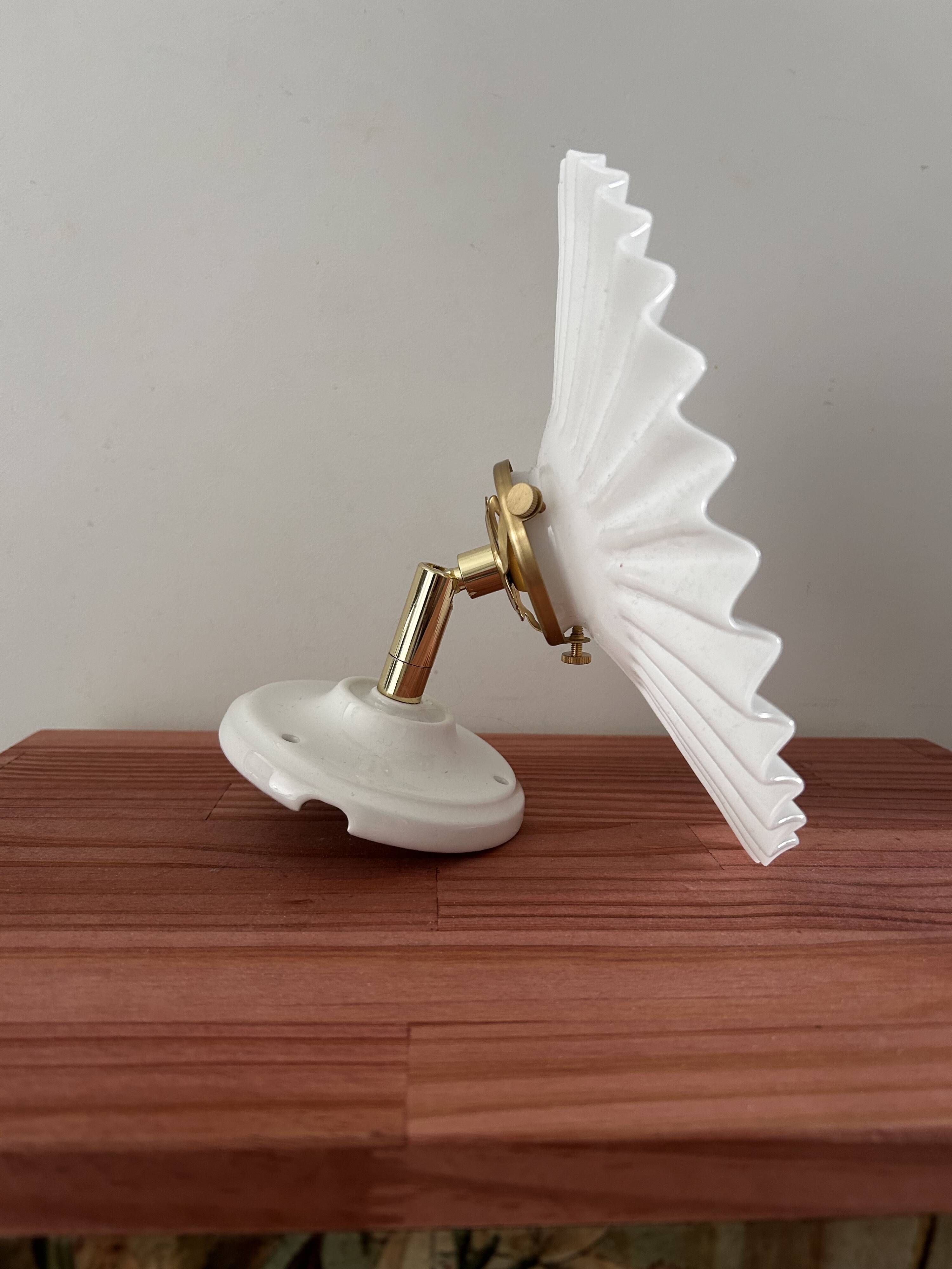 Opaline serrated wall light