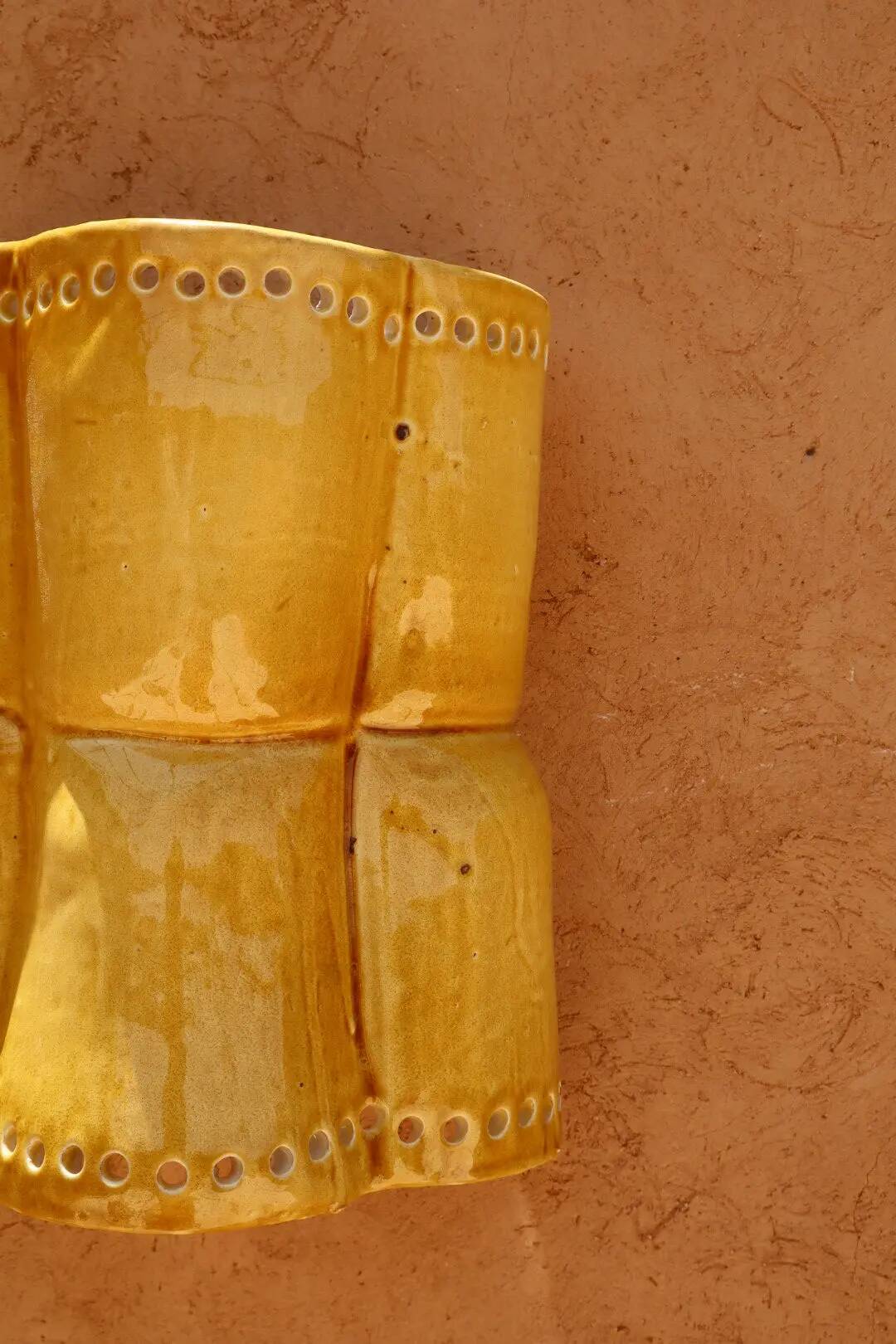 Sculptural wall light in yellow ceramic