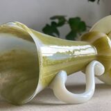 Pichet en verre soufflé opalin.