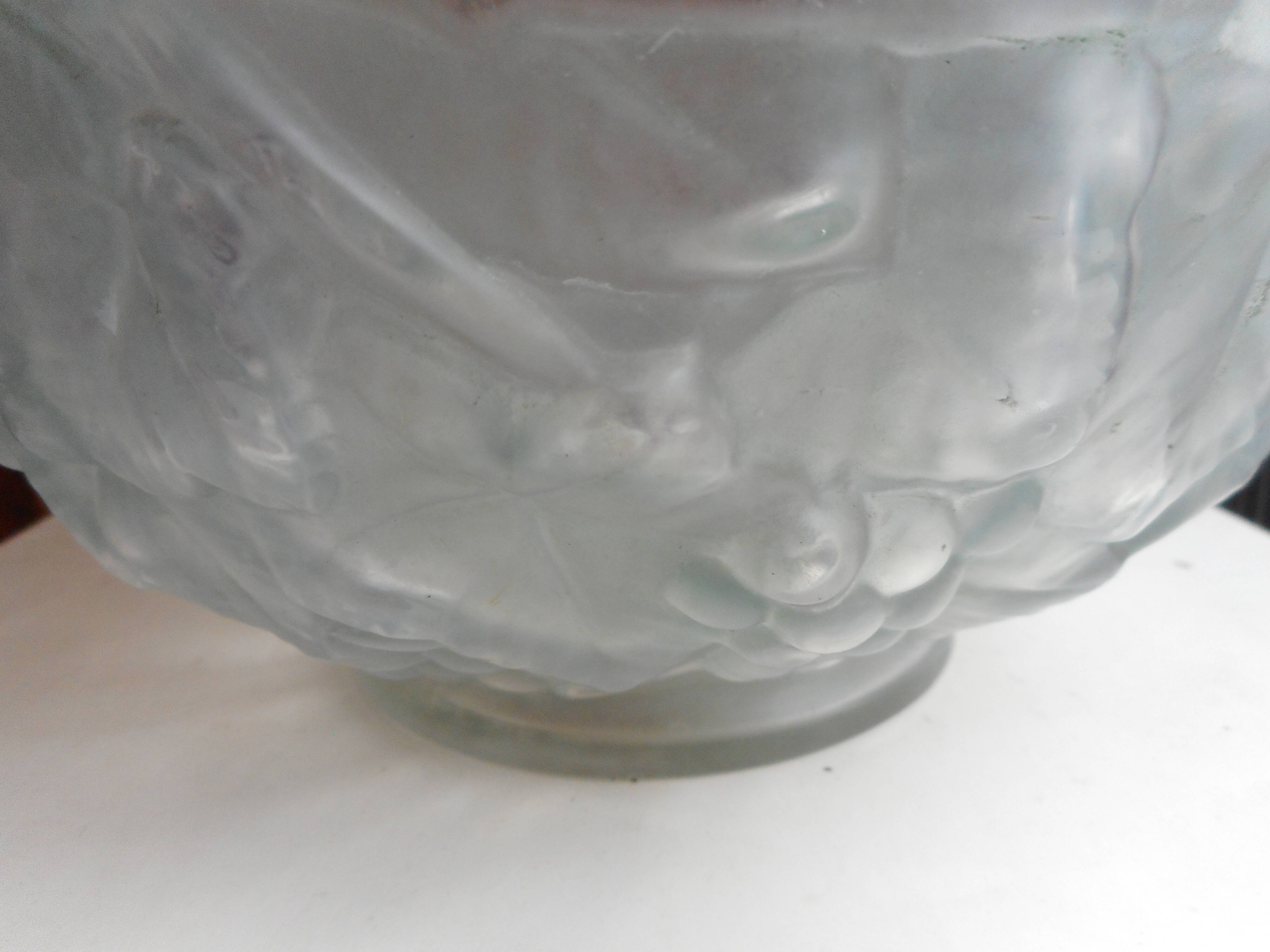 Vase boule en verre moulé art déco