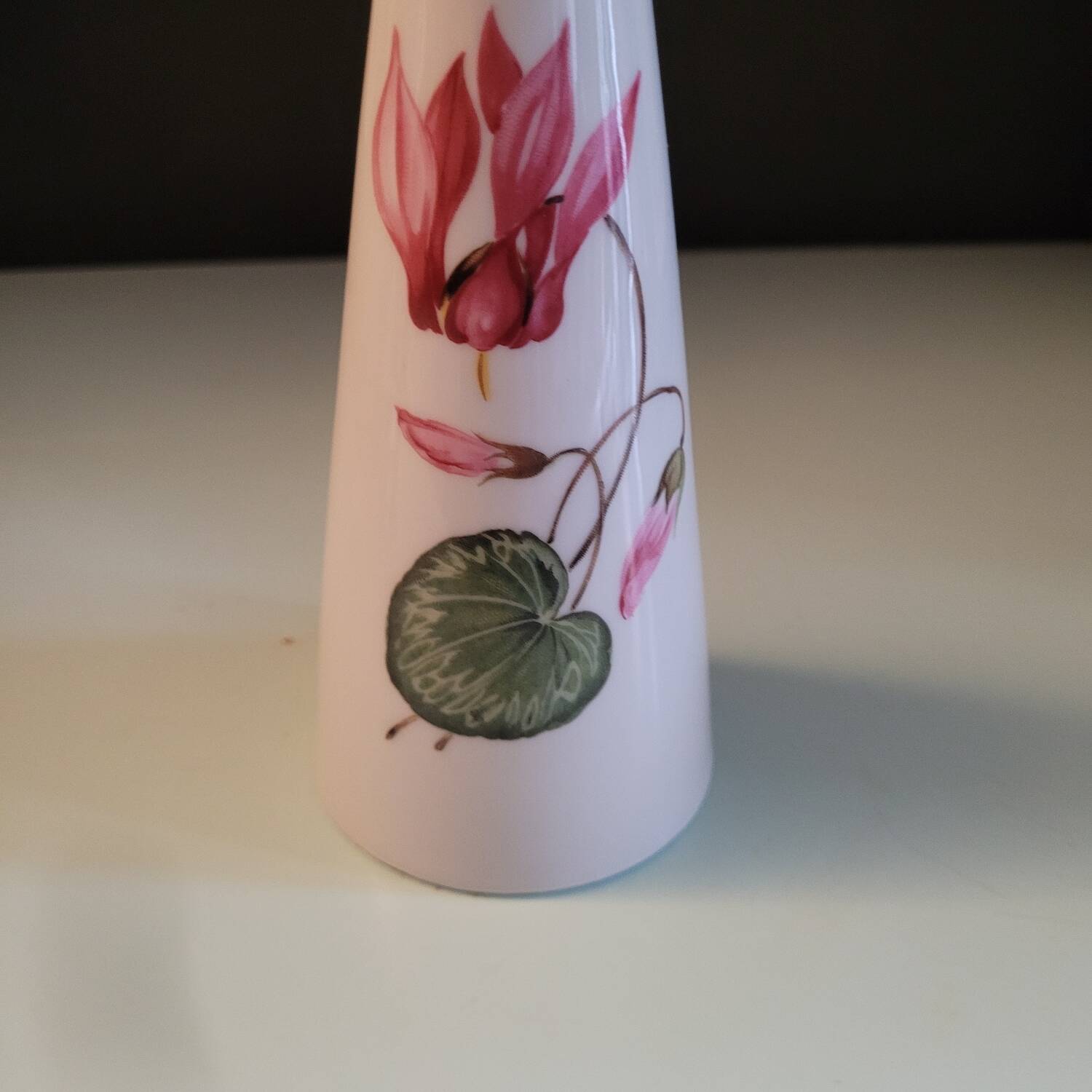 Vase en porcelaine Floss Bavaria, décor floral cyclamen – Allemagne, a