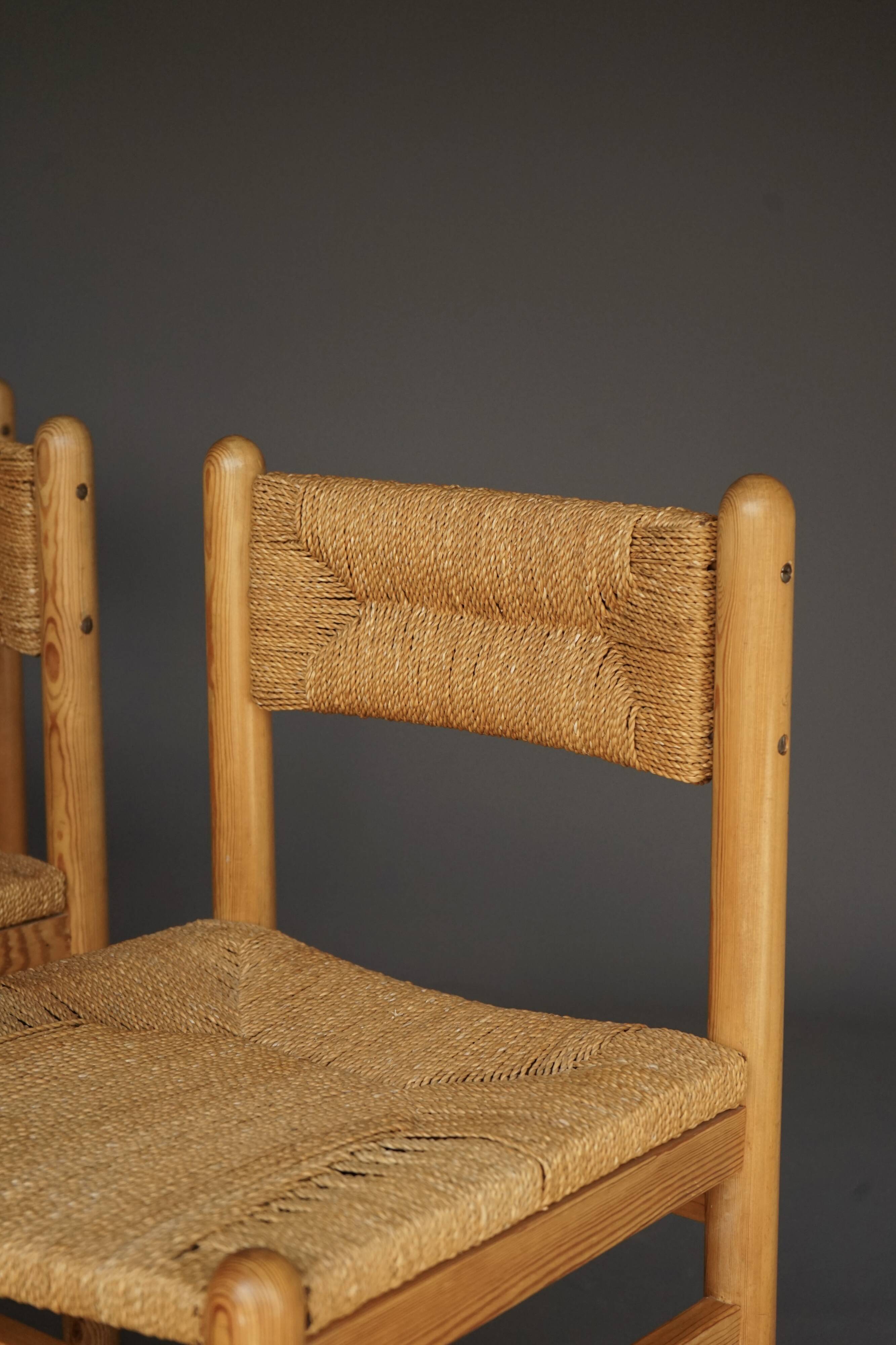 4 chaises de salle à manger en pin et jonc de mer dans le goût de Charlotte Perriand, années 1960