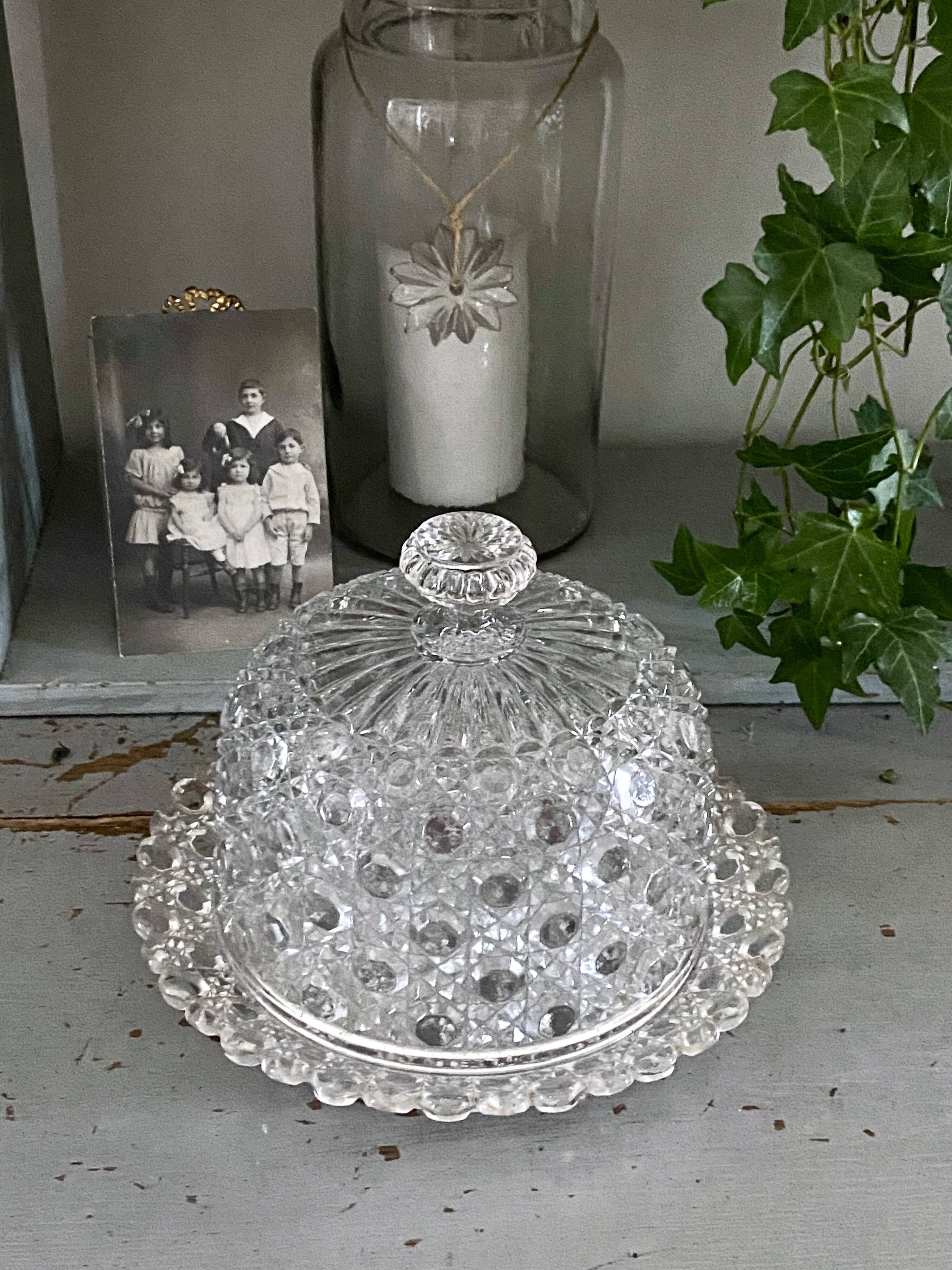 Cloche à patisserie, fromage en verre ciselé
