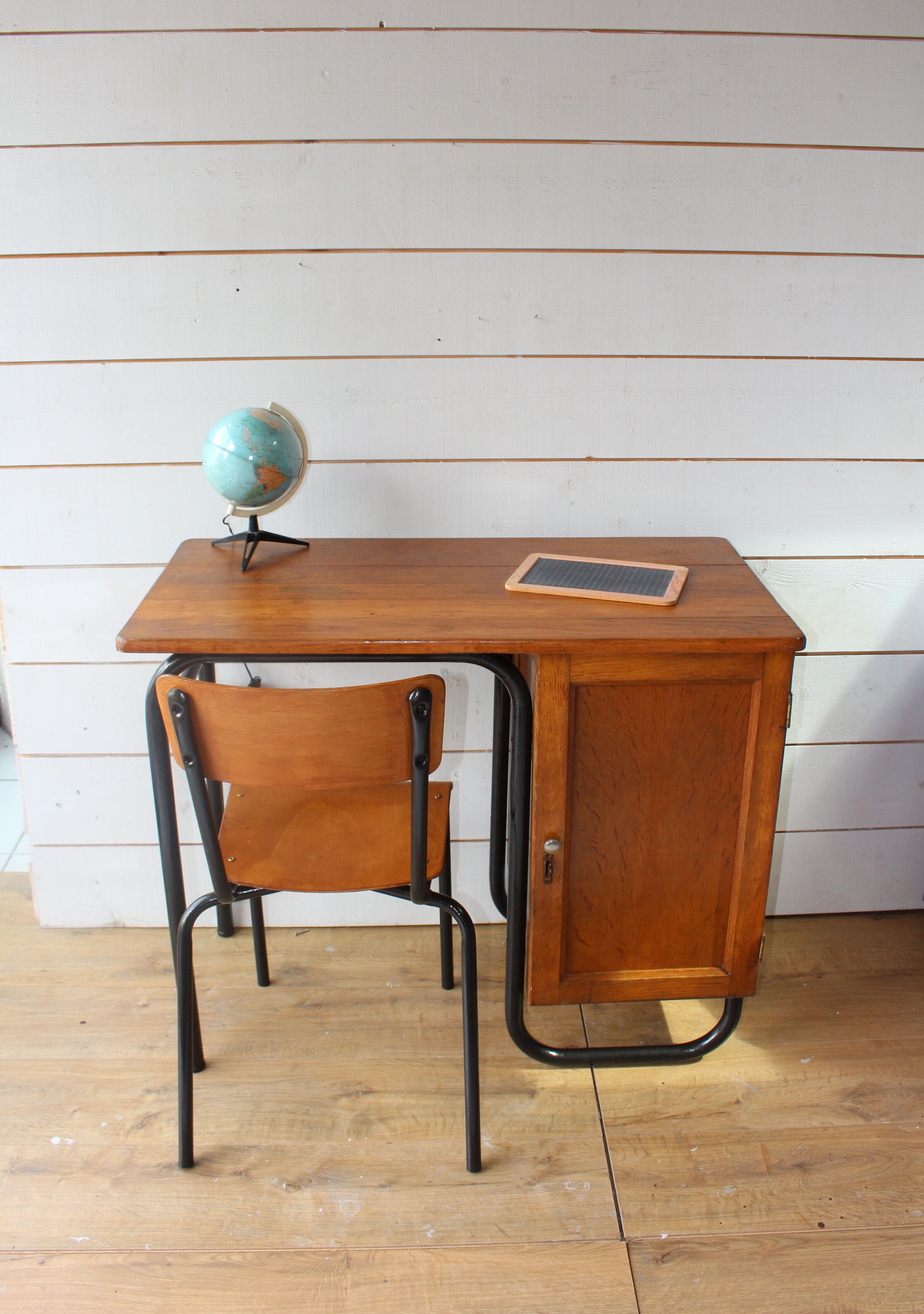 Bureau et chaise de maître d'école