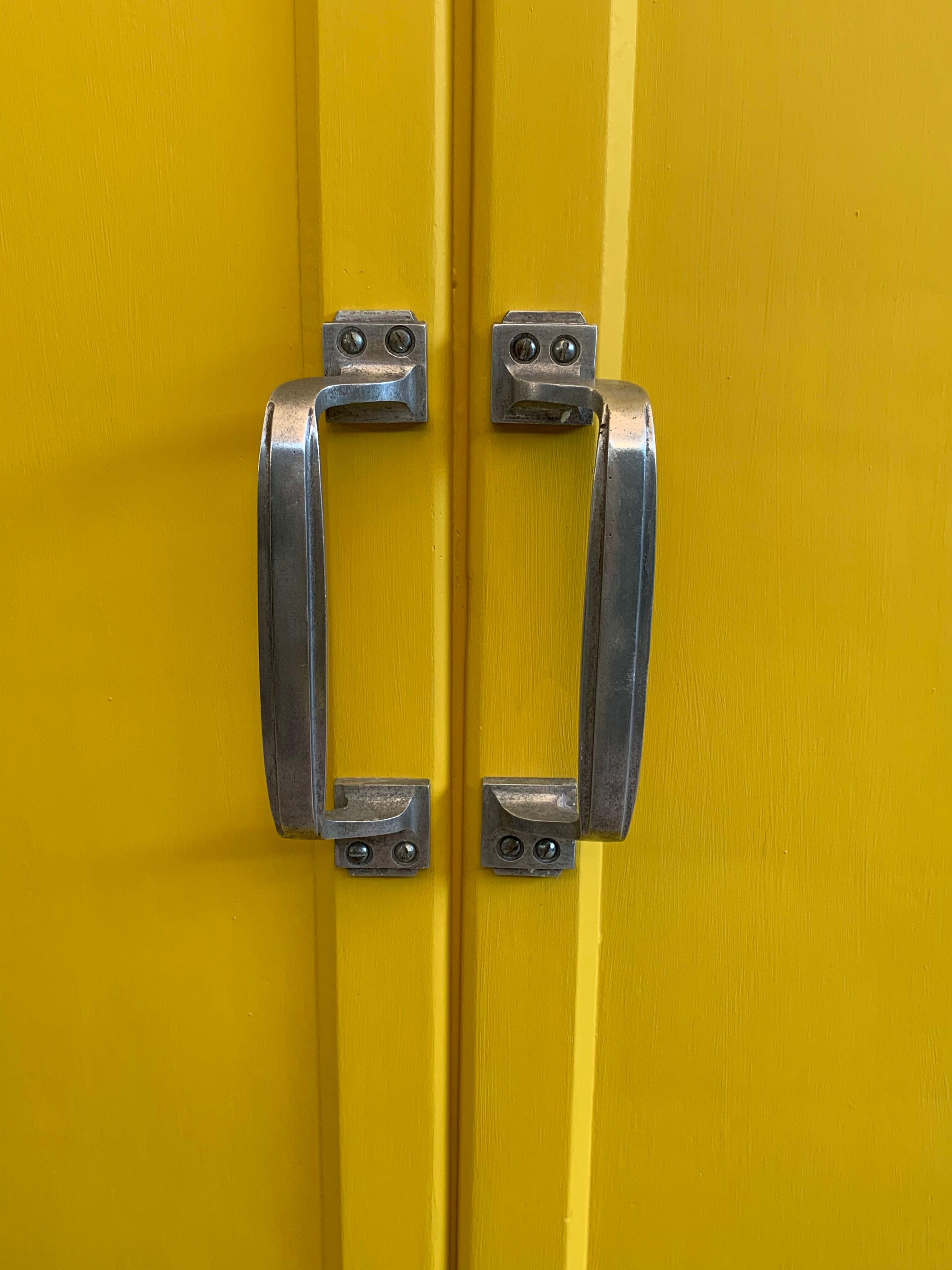 Armoire parisienne jaune poudrée 1950