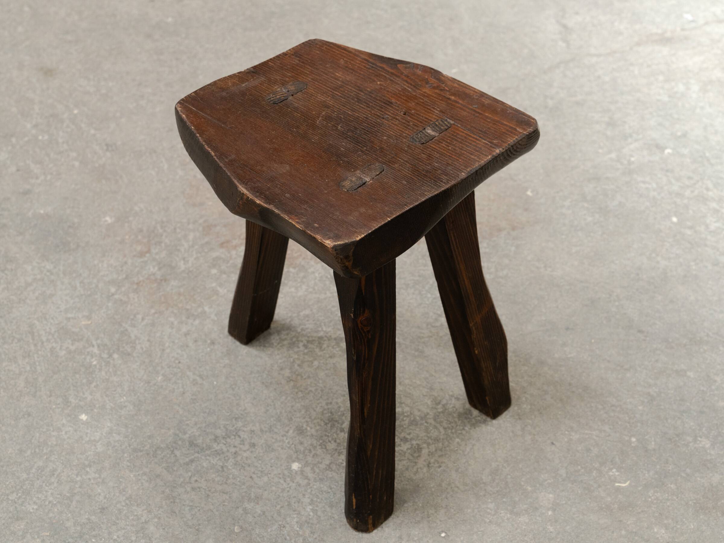 Ensemble table basse et tabourets brutaliste en pin noirci 1960
