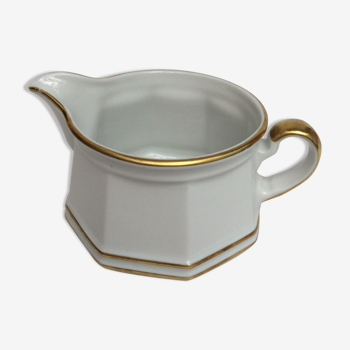 Pot à lait forme exclusive blanche ornée double l’or dimension : H -8,5cm- L -16,5 cm-  D -11cm-