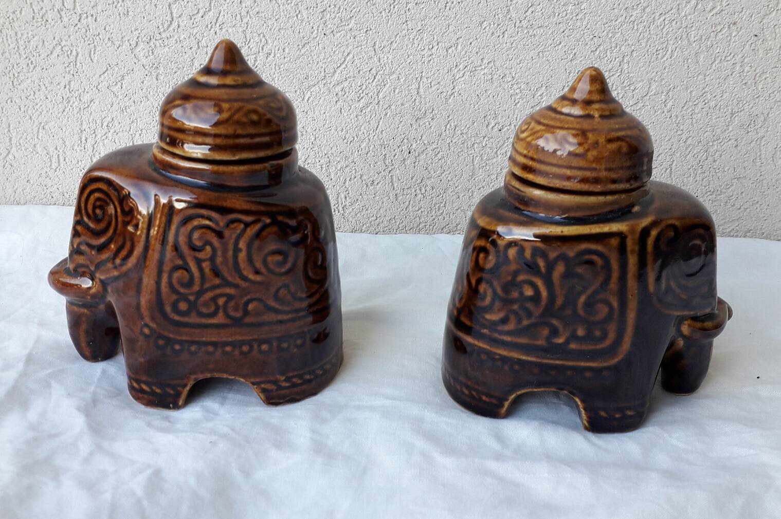 2 pots à thé figurant un éléphant
