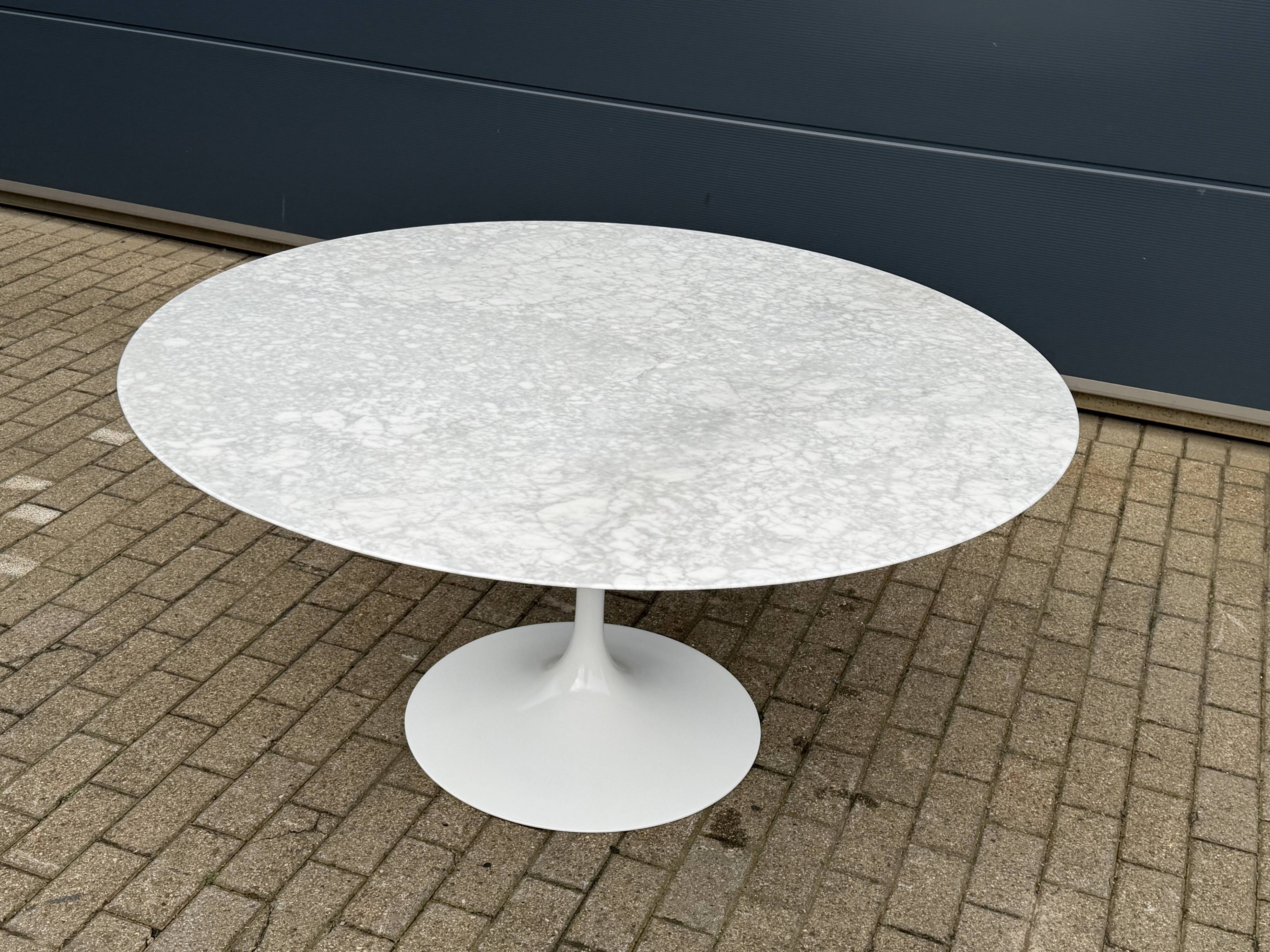Original round dining table Knoll Tulip (152cm) Carrara