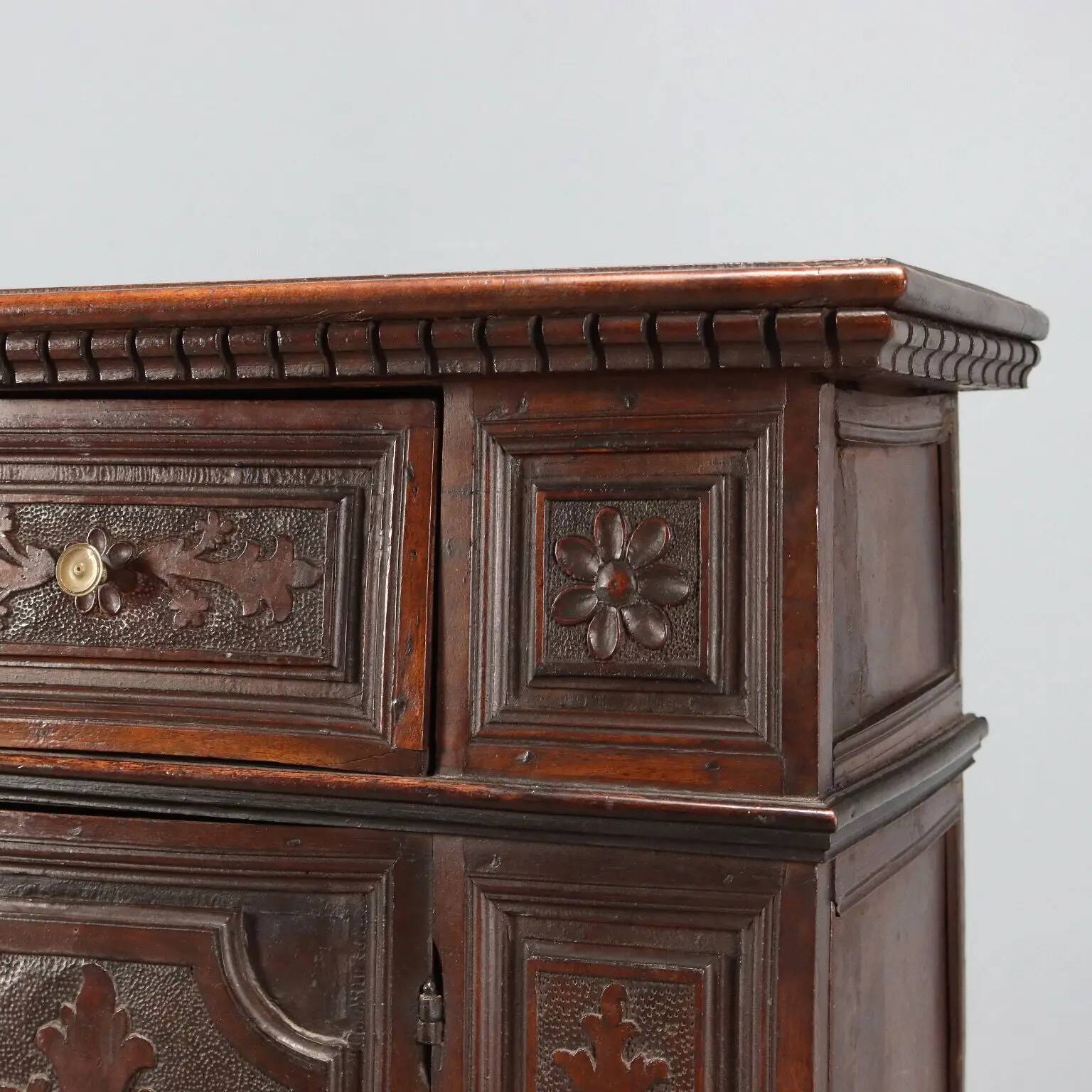 Antique baroque bedside table in walnut, Italy, early 18th century.