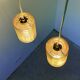 Lampe de plafond vintage avec deux abat-jours ambre.