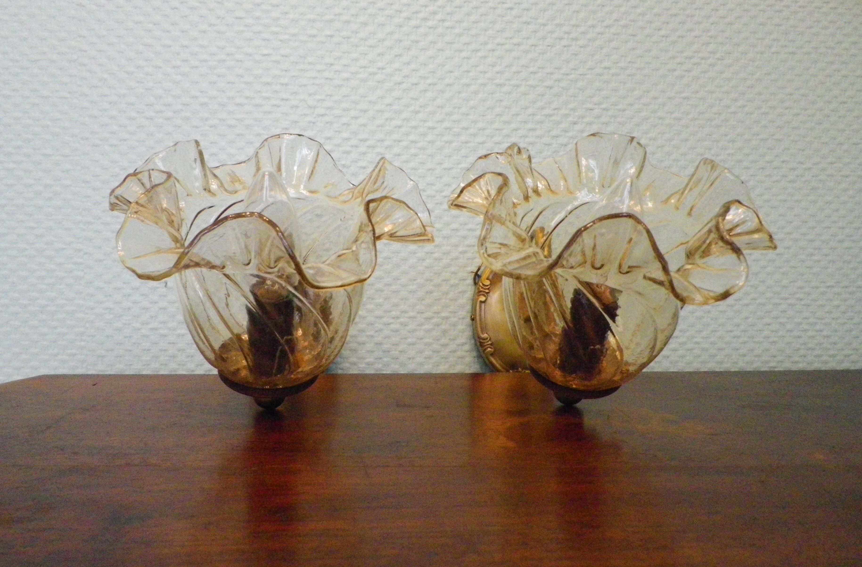 Wall lamps in gilded metal, verrine in the shape of amber glass corollas, 70s