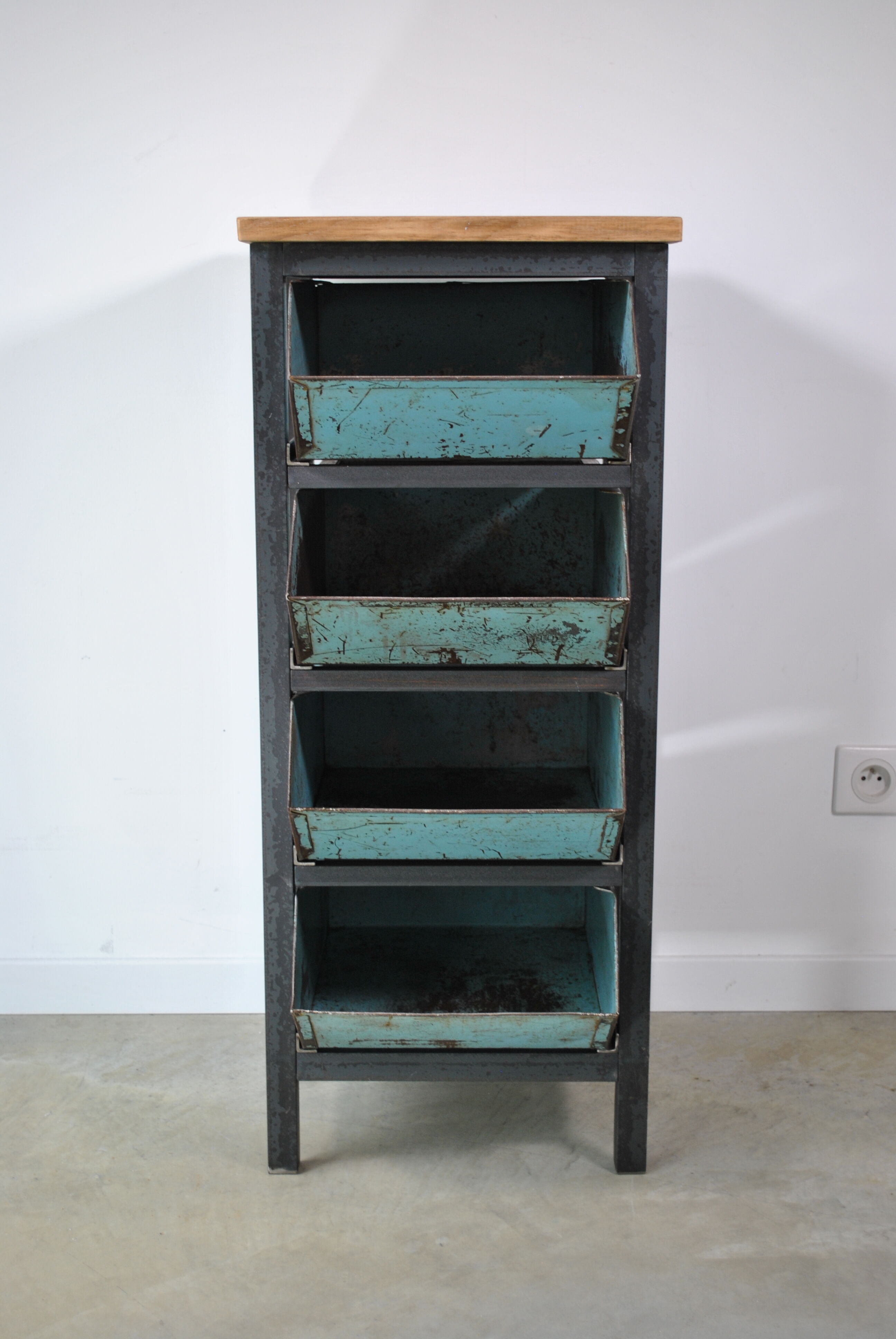 Industrial drawer cabinet