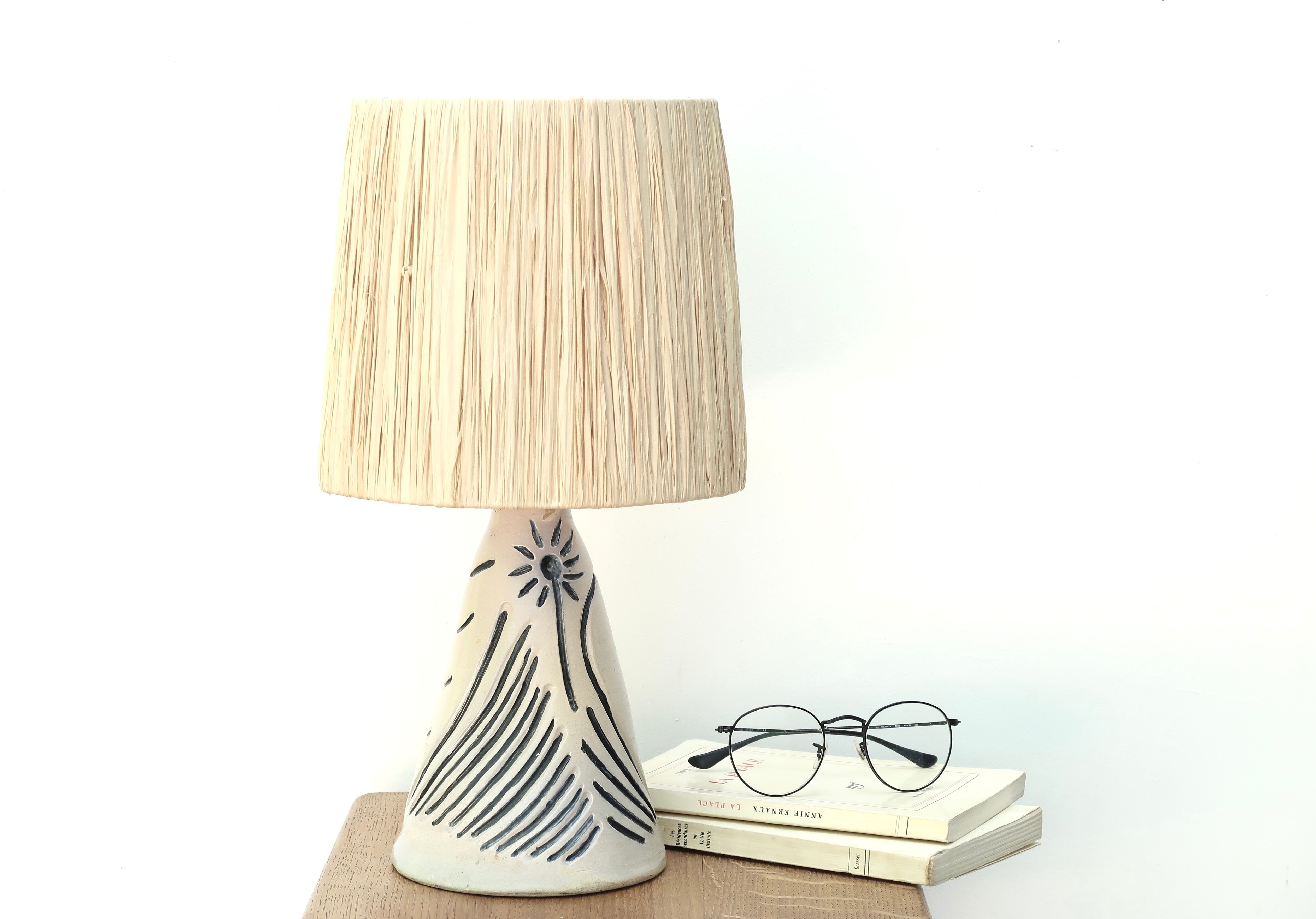 Lampe blanche et bleue en céramique, abat jour en raphia