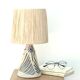 Lampe blanche et bleue en céramique, abat jour en raphia