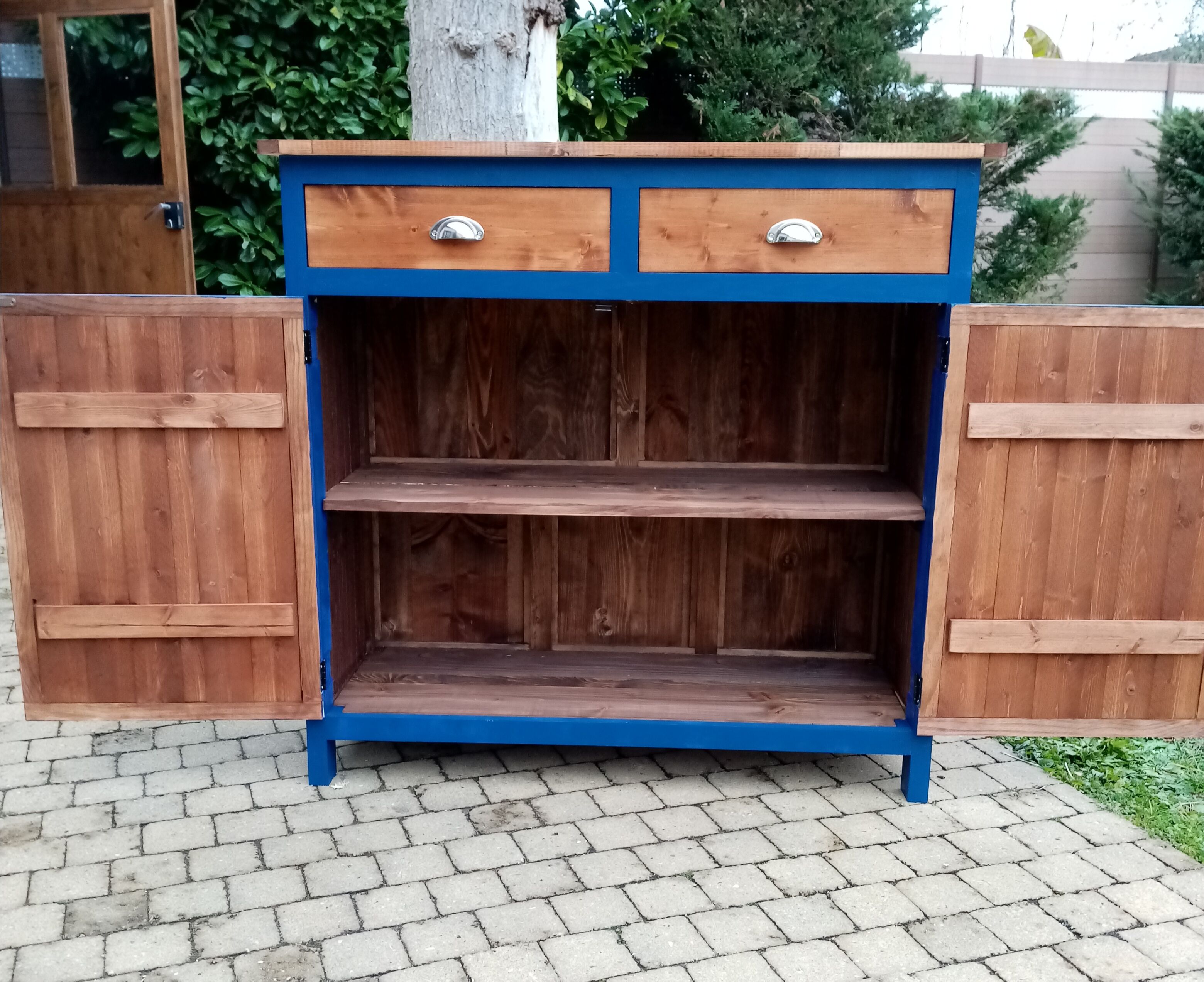Blue, wood and Parisian buffet.