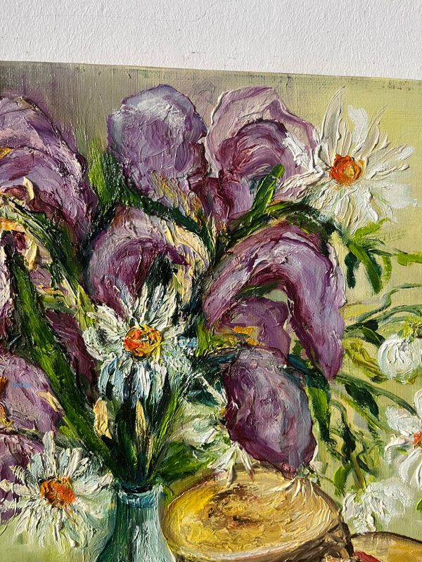 Deux vases à fleurs avec chapeau de paille, signés