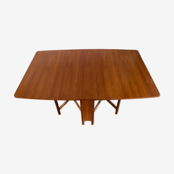 Foldable teak table