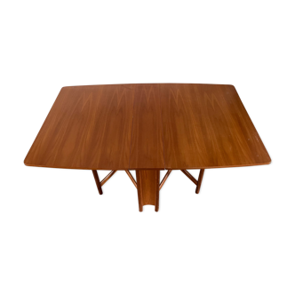 Foldable teak table