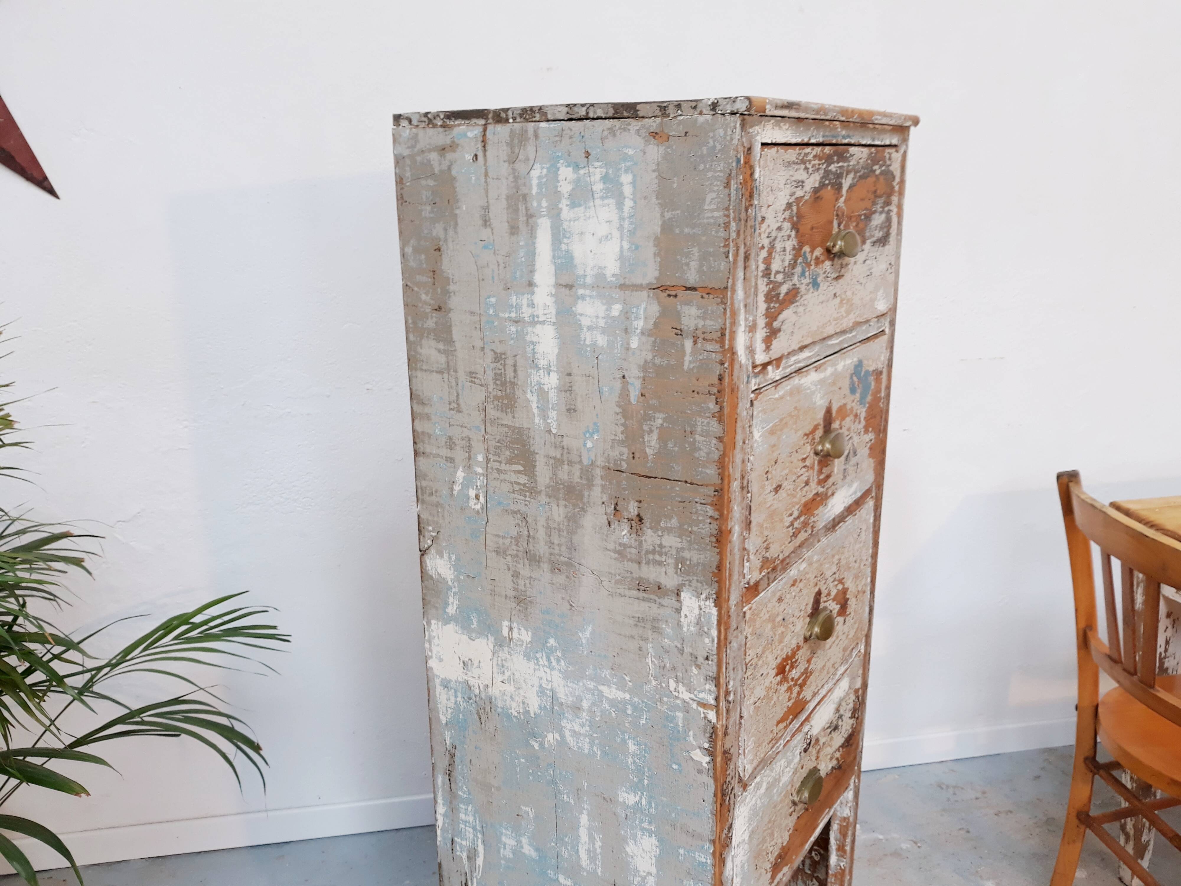 Furniture of trade with rag-to-ceiling drawers