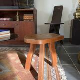 Tabouret brutaliste en bois massif