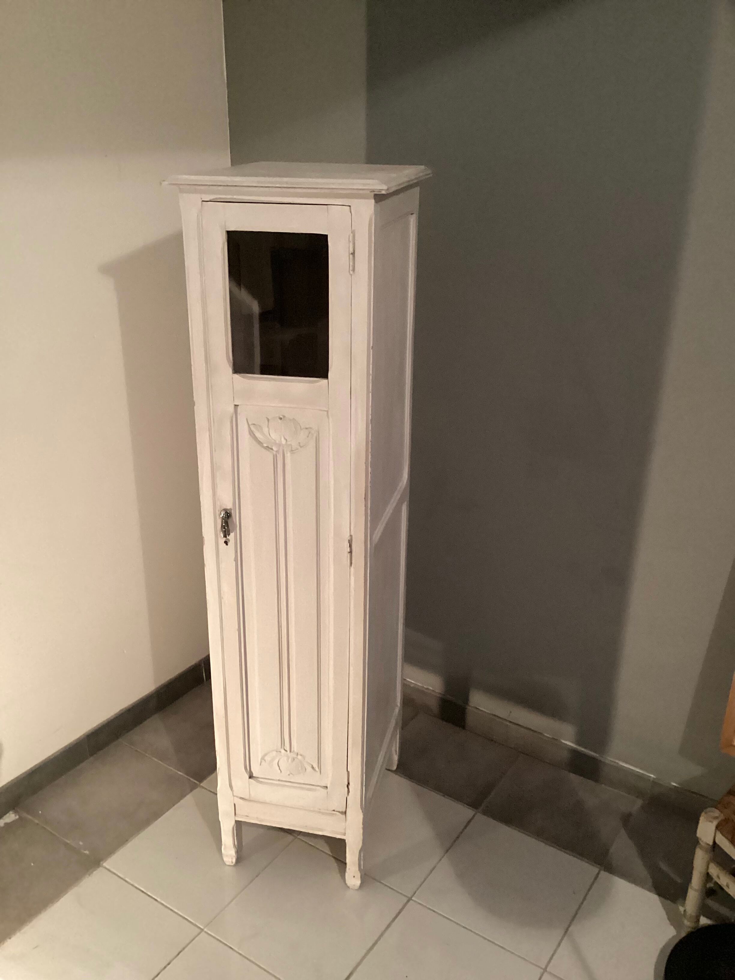 Ancienne armoire 1920-40 en bois motif florale