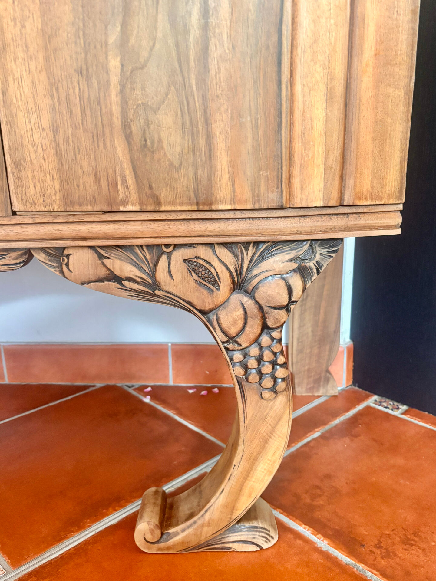 Buffet Art Nouveau restauré avec vitrine