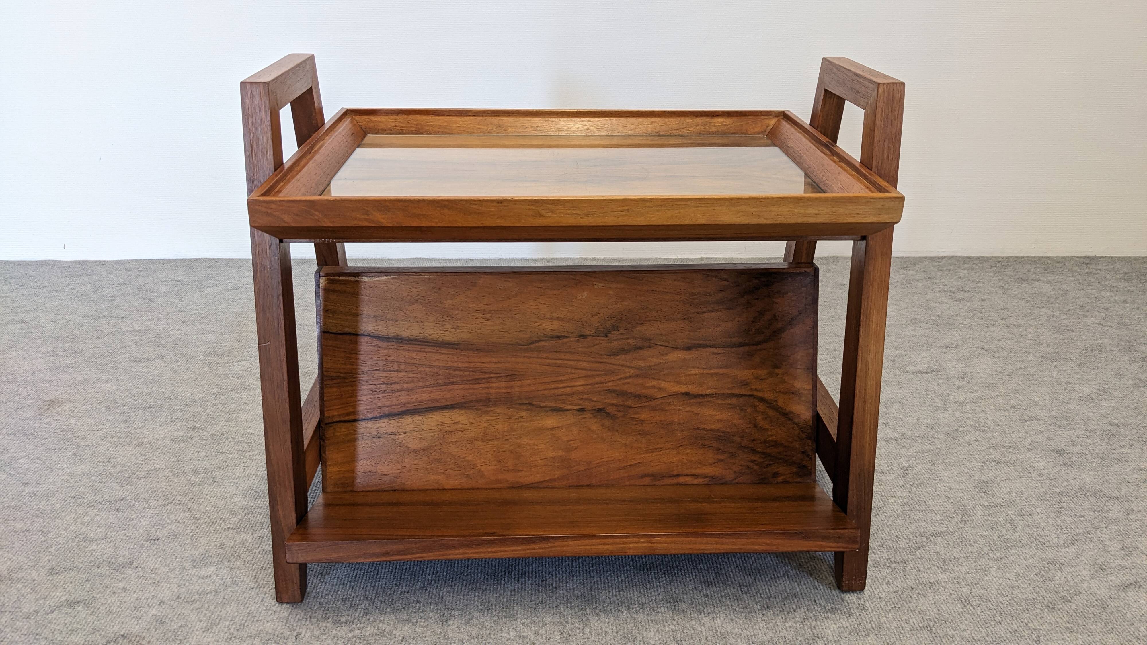 Table d'appoint porte-revues Art déco en noyer, France vers 1930
