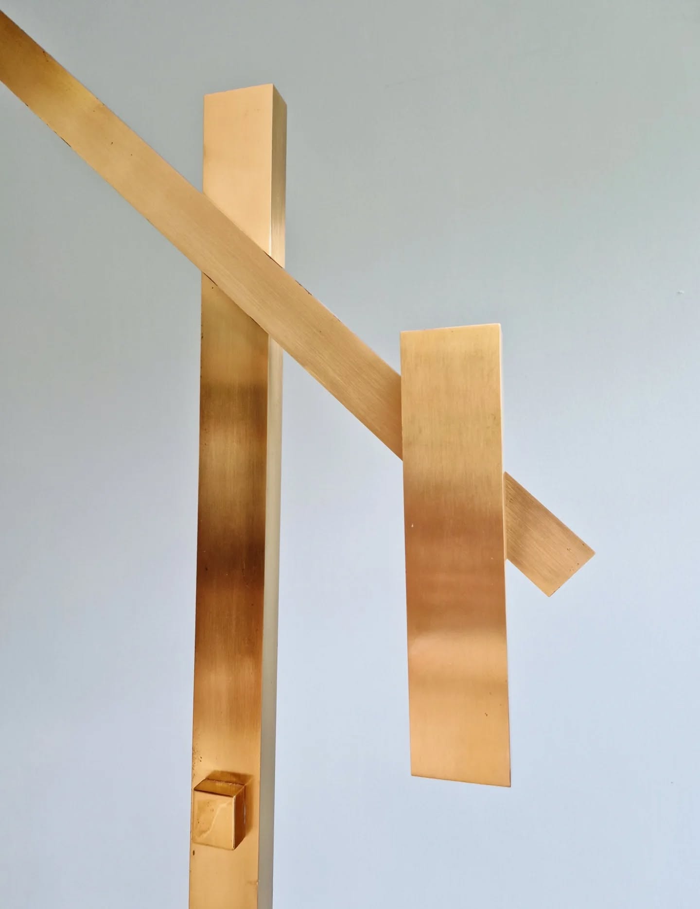 Brass articulated chandelier with counterweight, Hollywood Regency style, 1970-80.