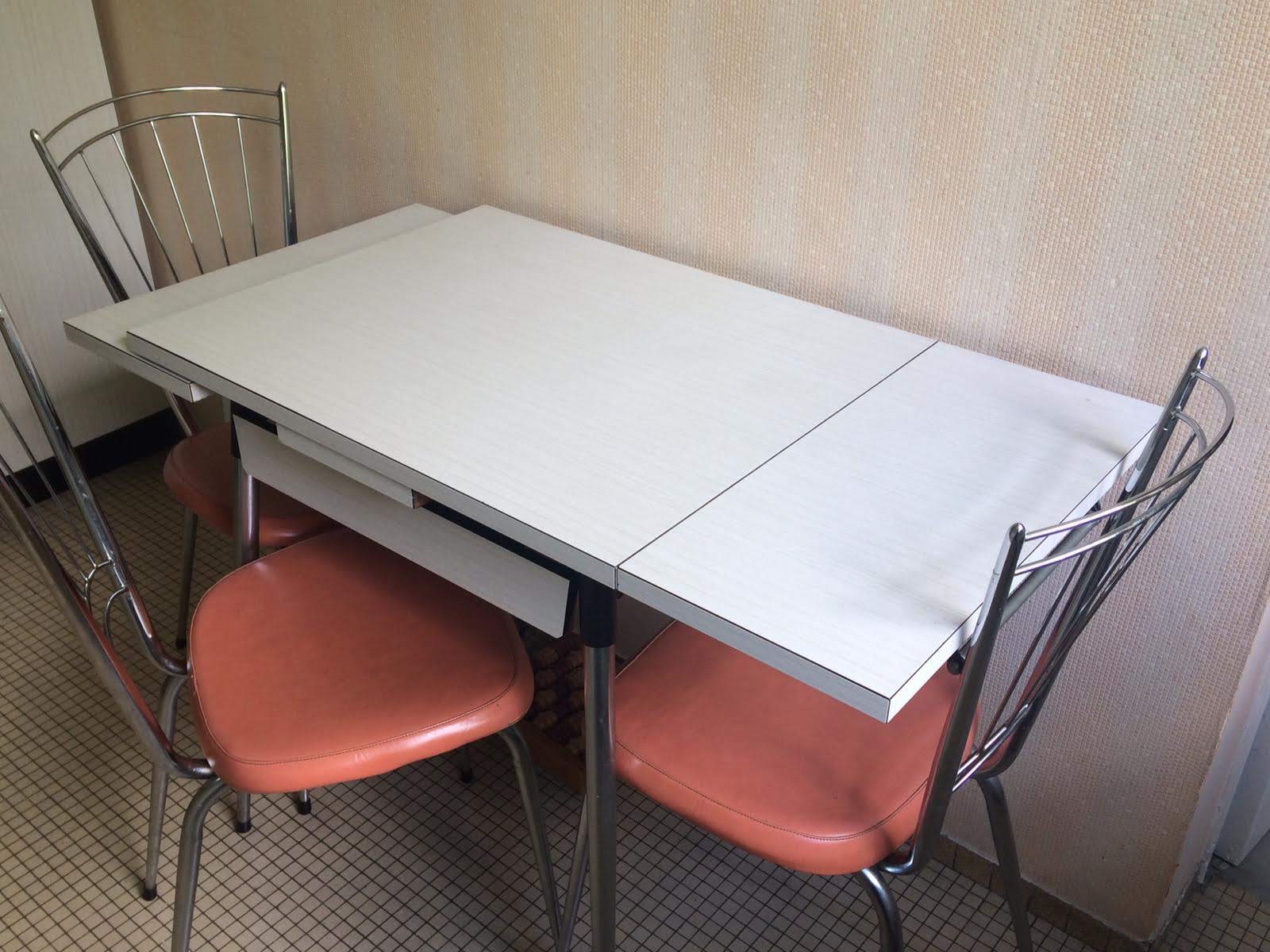 Table en formica grise clair avec 3 chaises | Selency