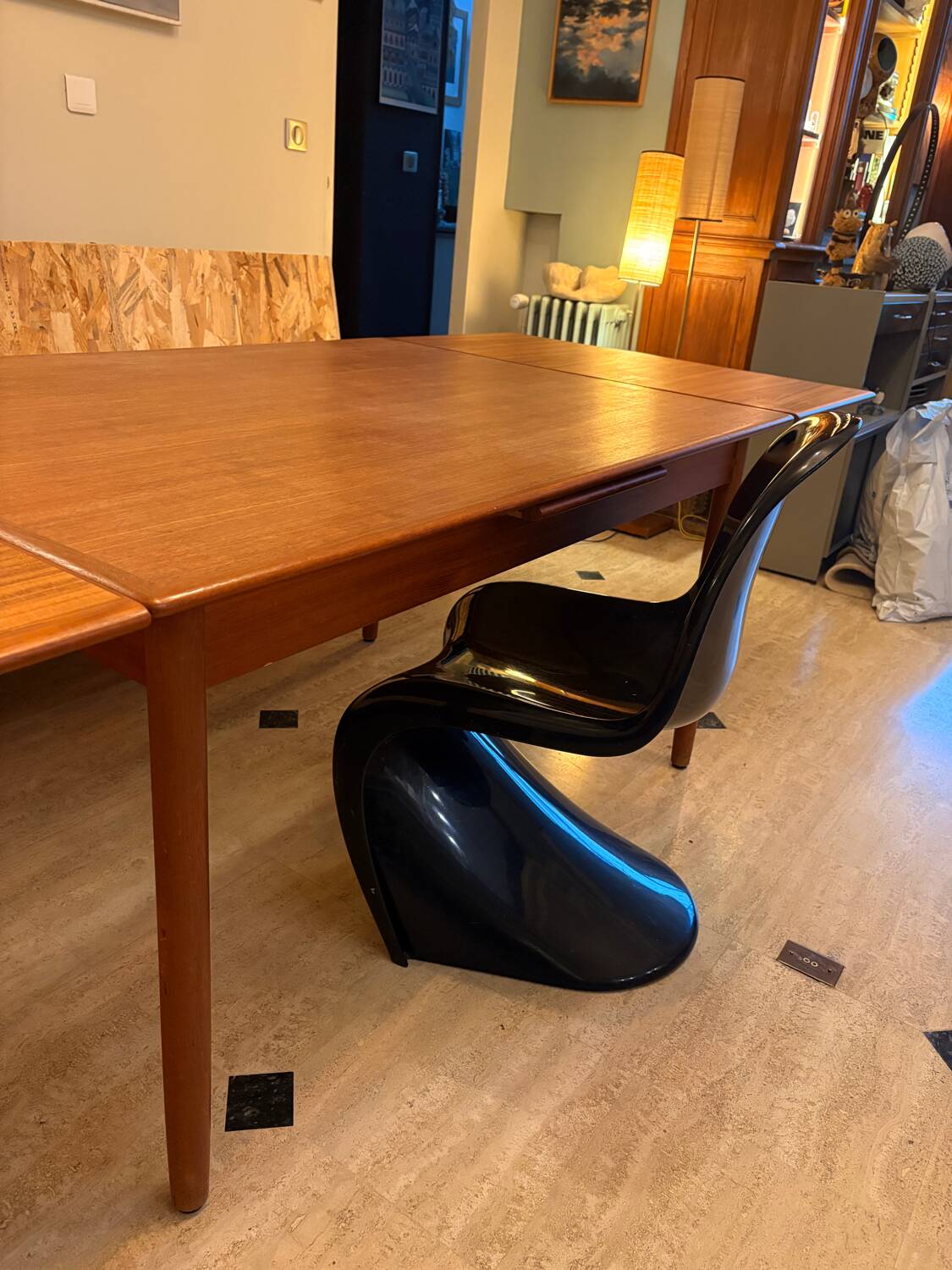 Vintage extendable table, two extensions.