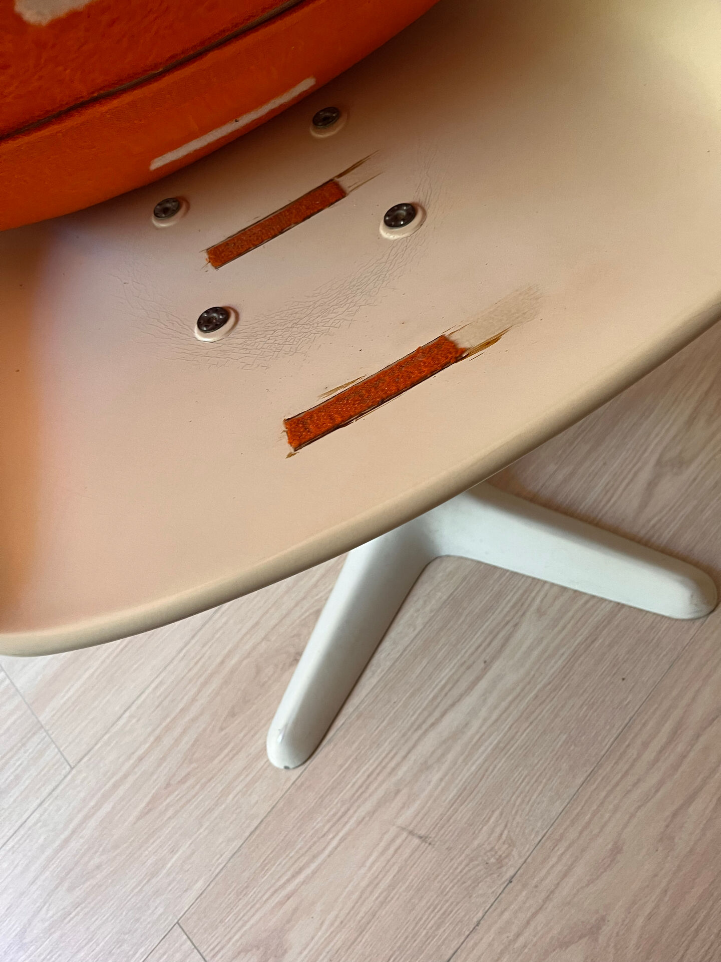 Tulipe Arkana table by Knoll and its 4 chairs