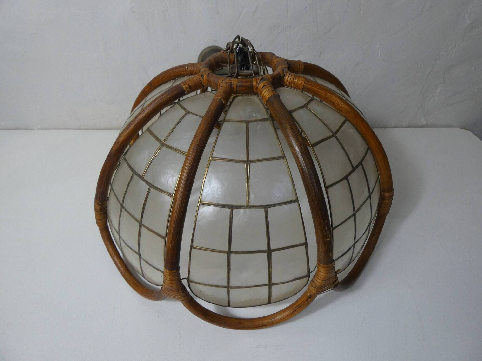 Lamp in mother-of-pearl brass and rattan