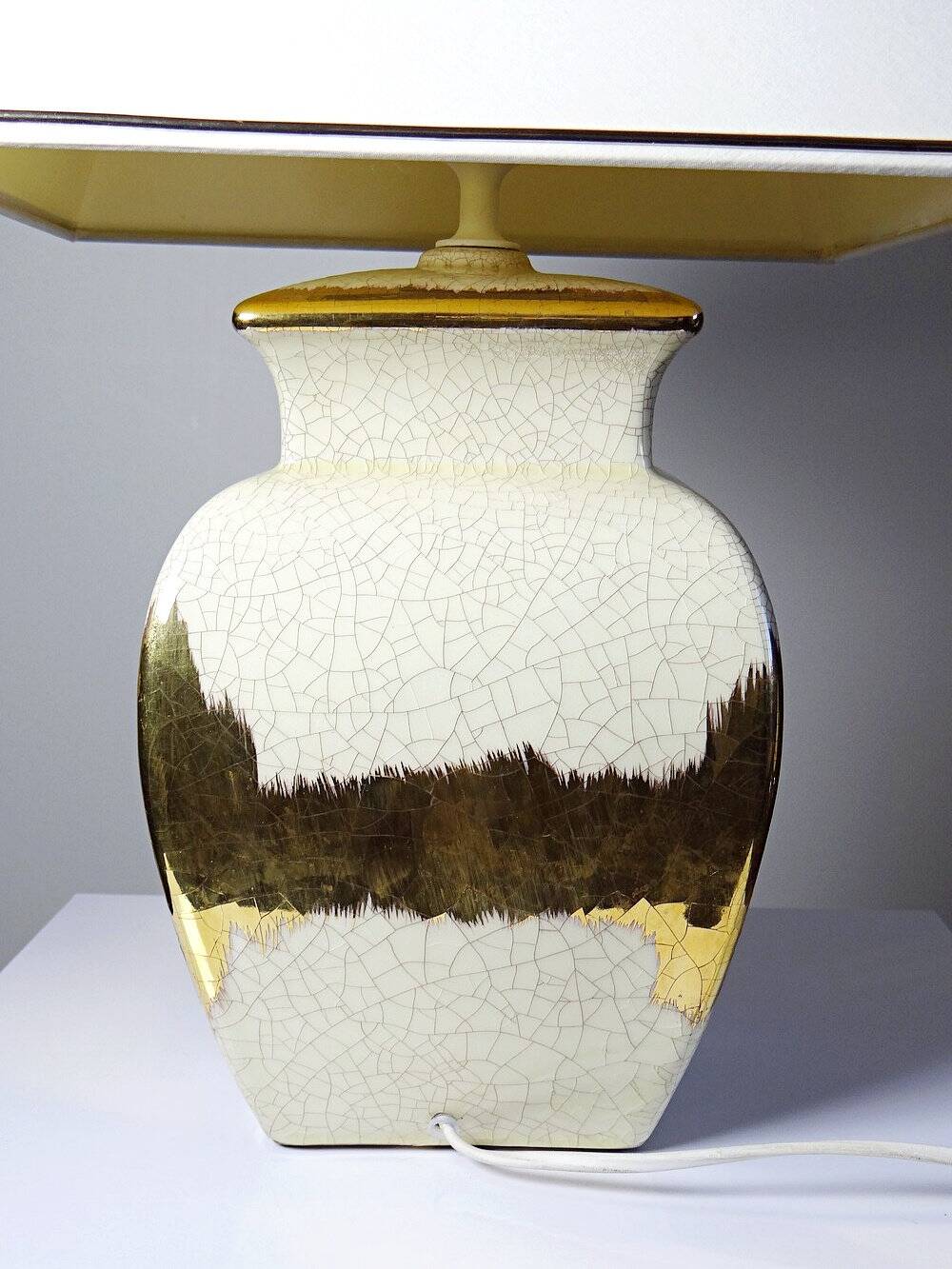 Large vintage Italian lamp in cracked ivory ceramic with gilding.