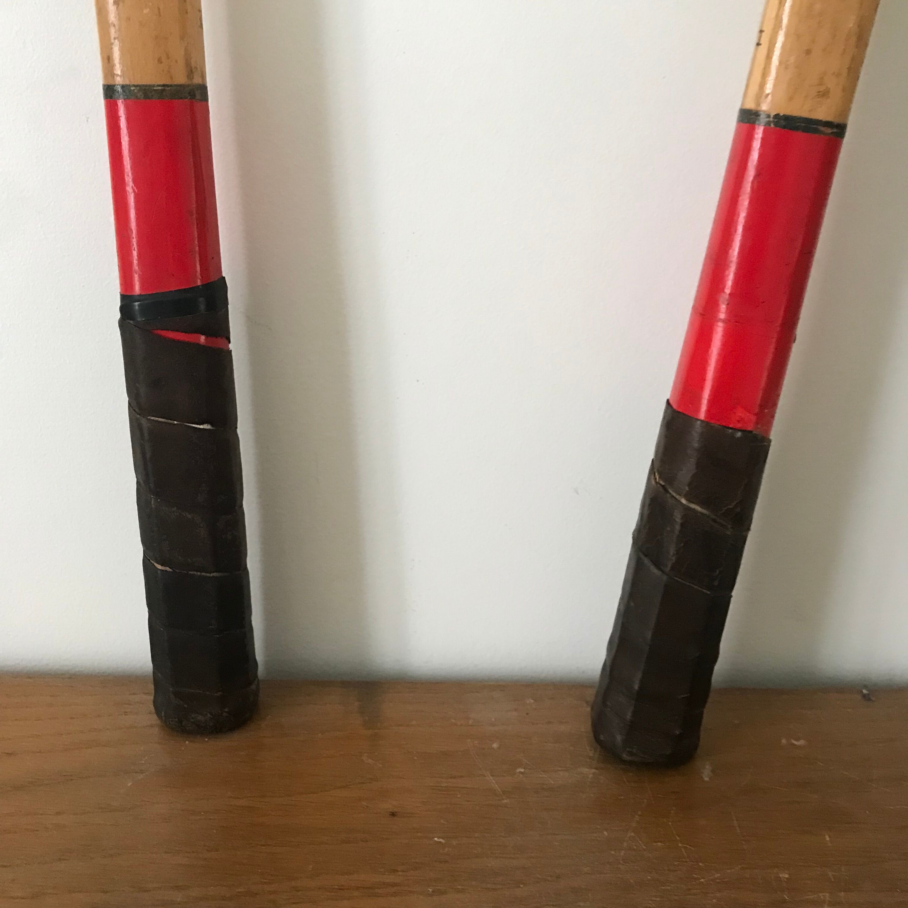 Raquette de tennis vintage en bois brute et rouge Maple Leaf